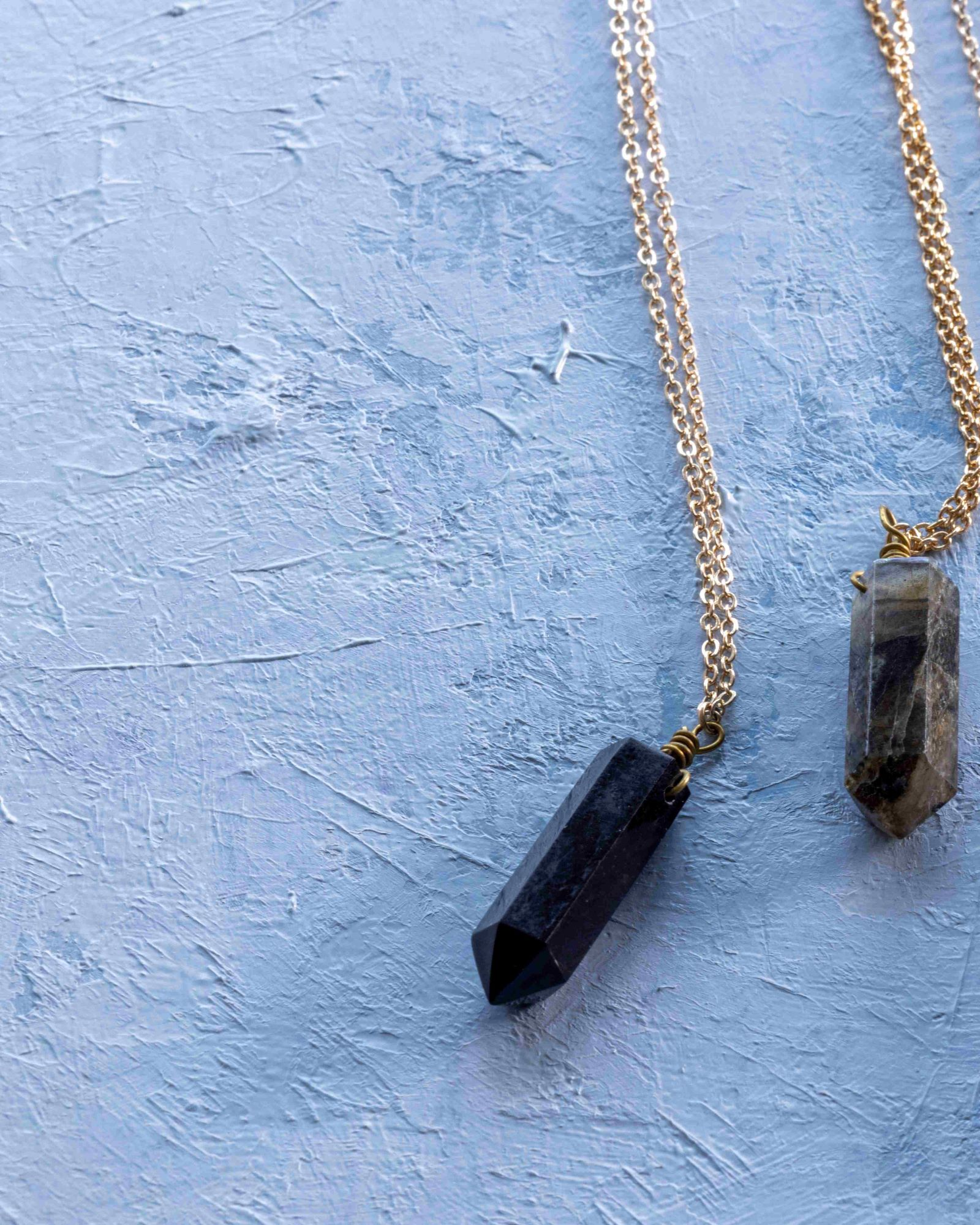 Pendentif chaine dorée et pierre semi précieuse