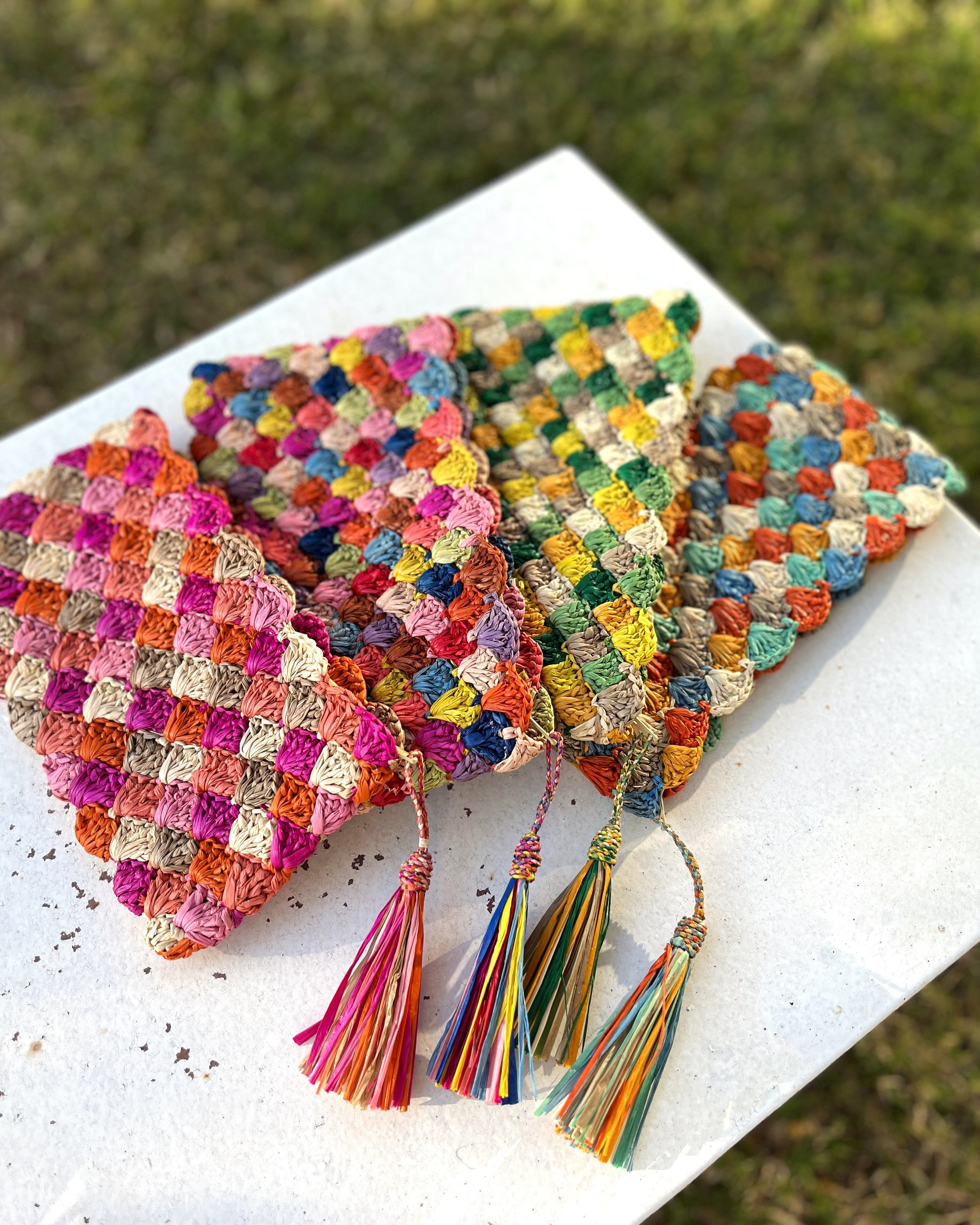 Pochettes colorées en raphia 