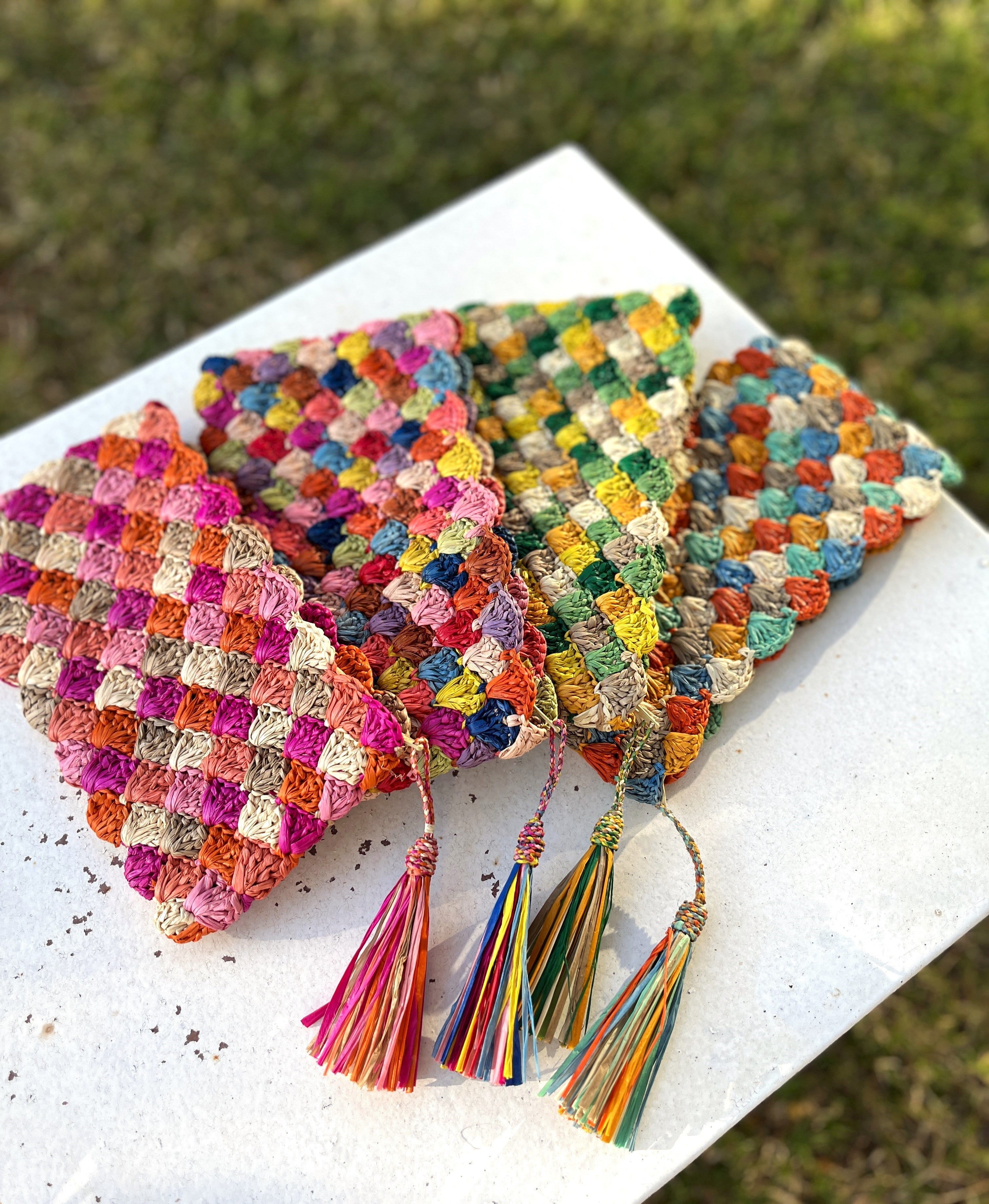 Pochettes colorées en raphia 