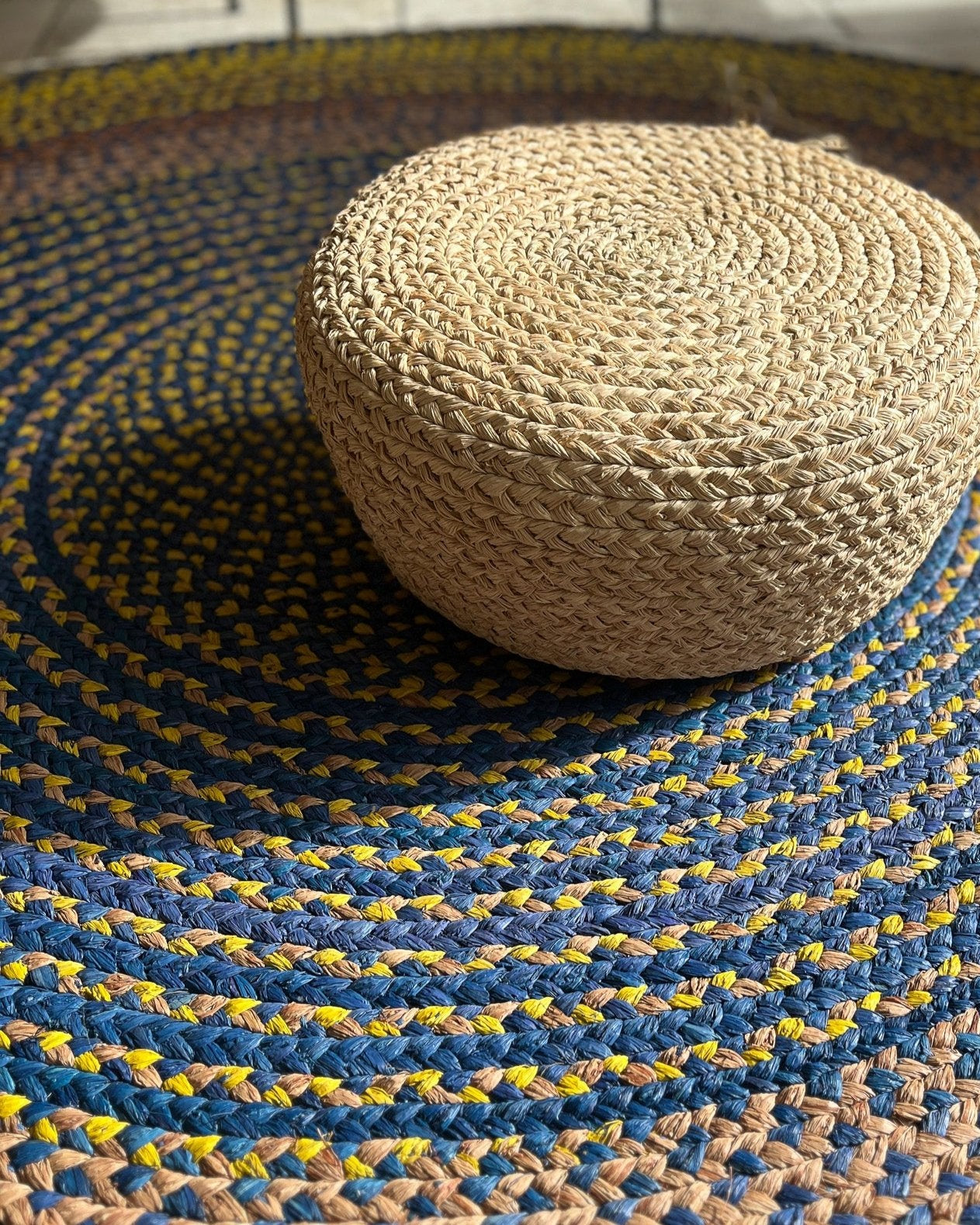 Des poufs et assises en raphia tressé