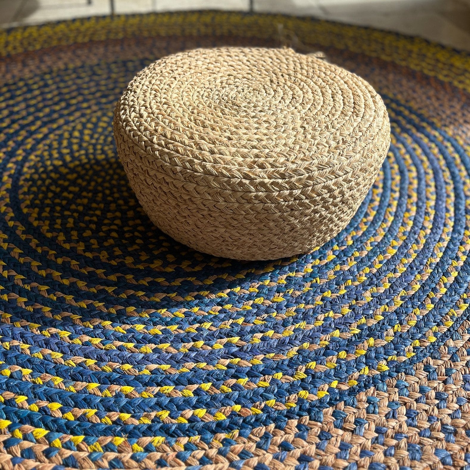Des poufs et assises en raphia tressé