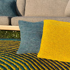 Housse de coussin en raphia bleu