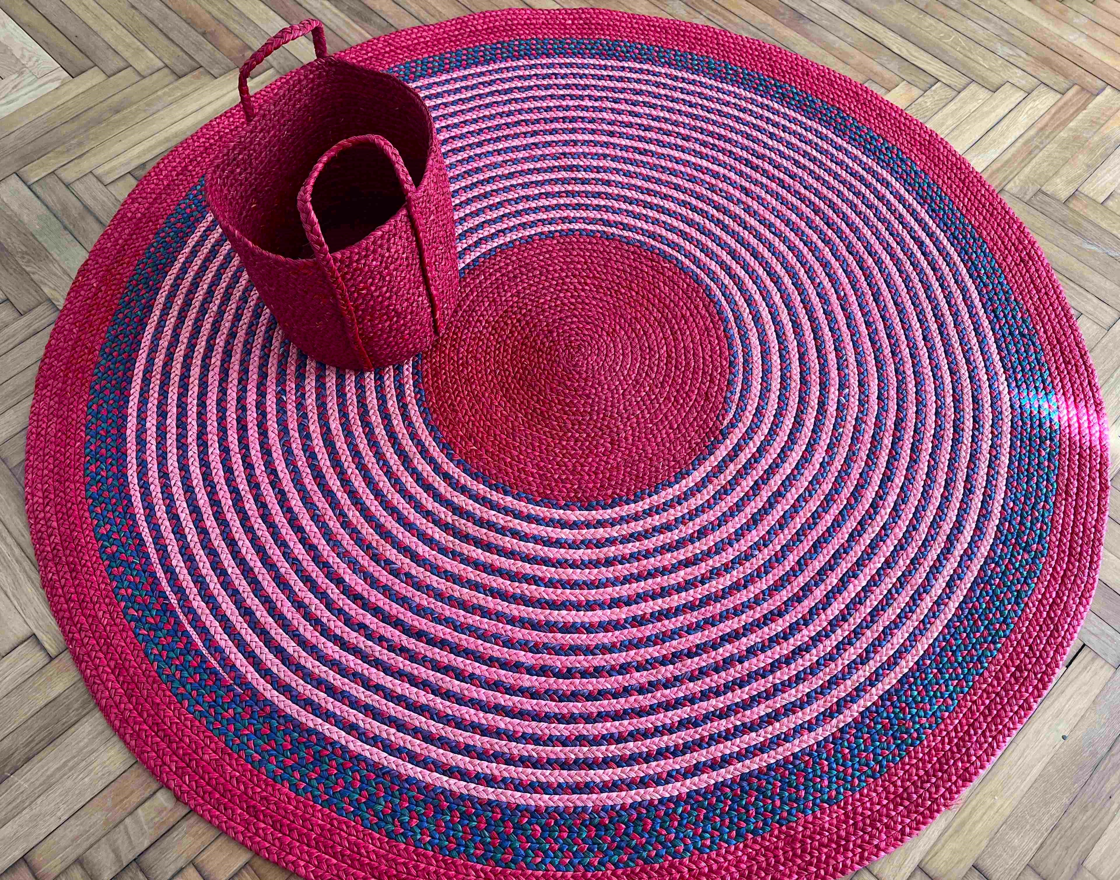 Tapis en raphia rond rose framboise, rouge, bleu vif et vert émeraude – 190 cm