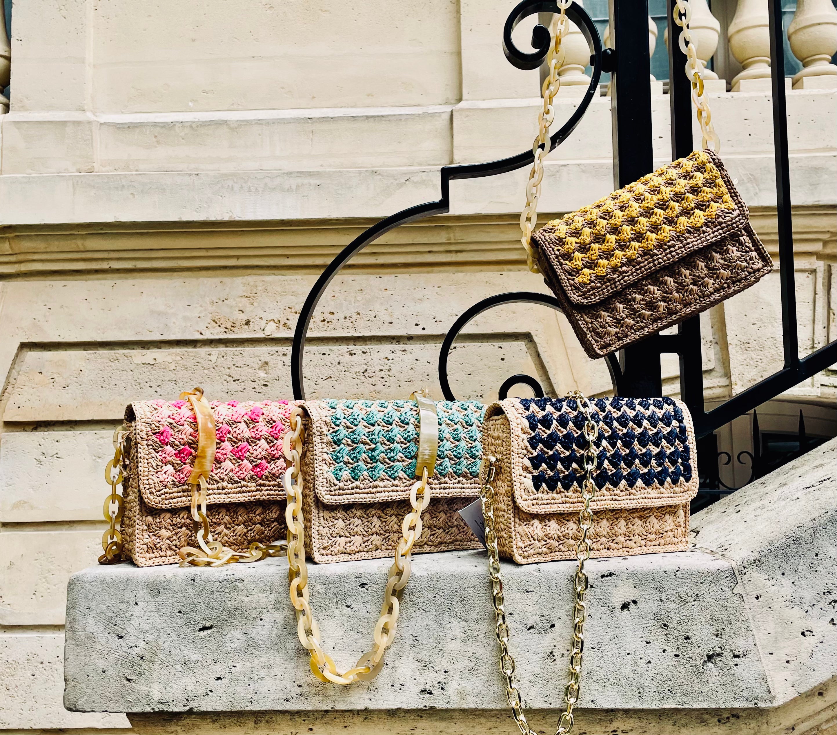 Sac à main artisanal en raphia avec accents en corne, couleur jaune, idéal pour une allure chic et authentique.