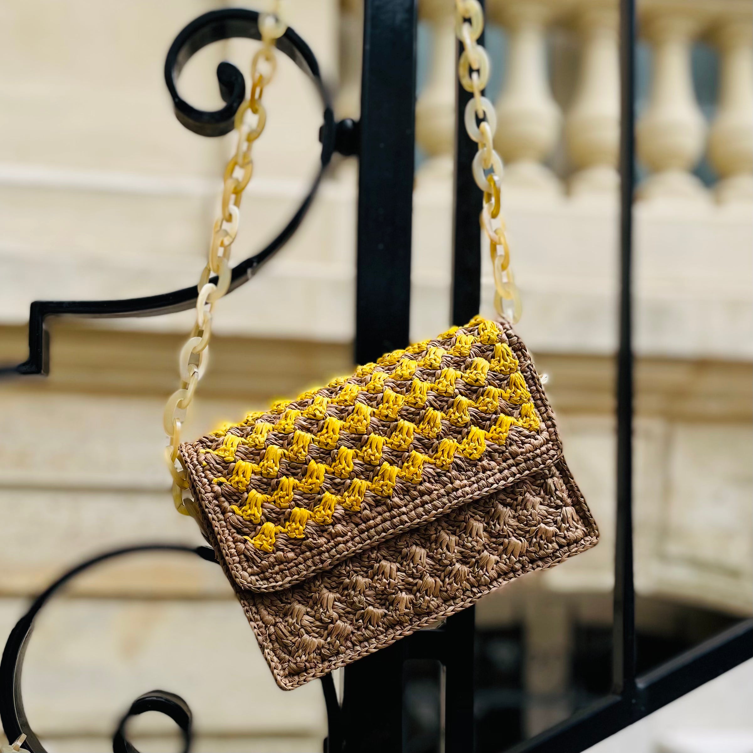 Sac à main en raphia avec ornement en corne, jaune, fait main, idéal pour ajouter une touche naturelle et chic à vos tenues.