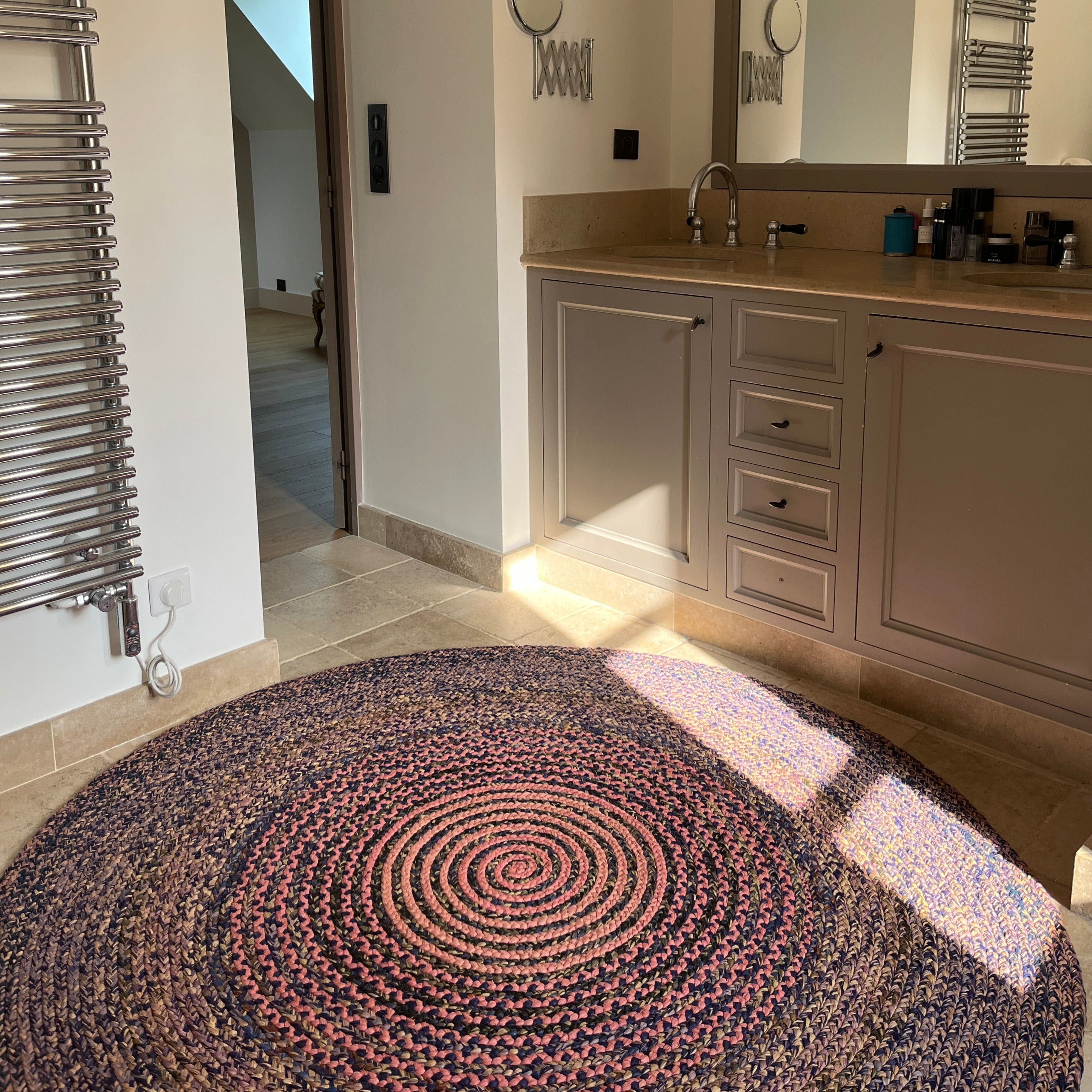 Tapis en raphia rond rose, mauve et bleu – 170 cm