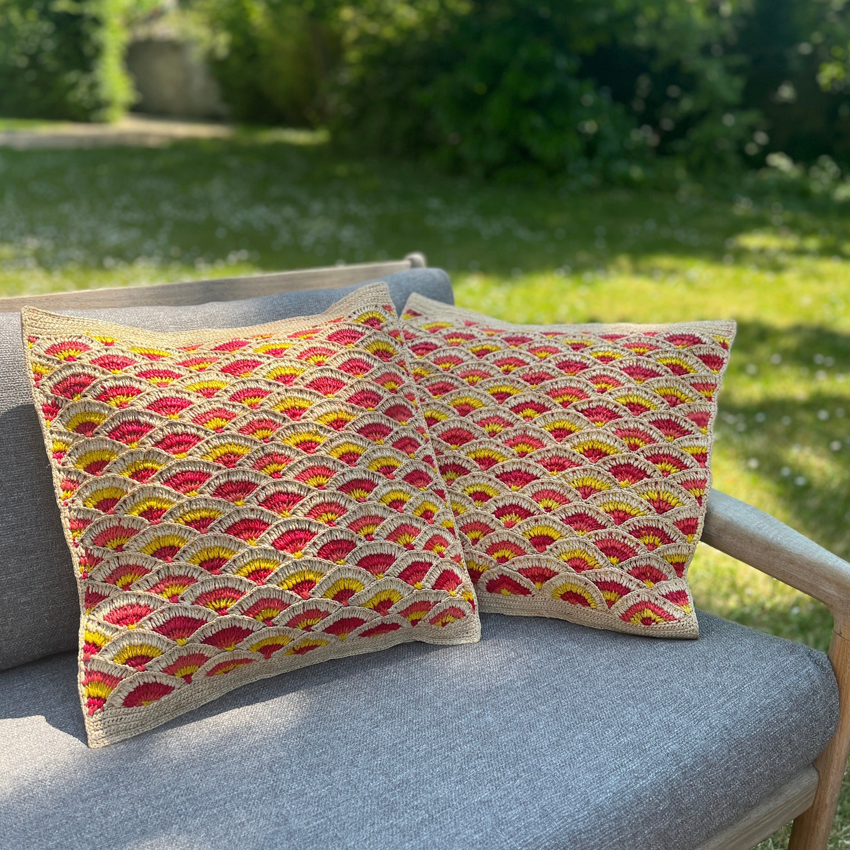 Housse de coussin en raphia à écailles jaune, rose, corail