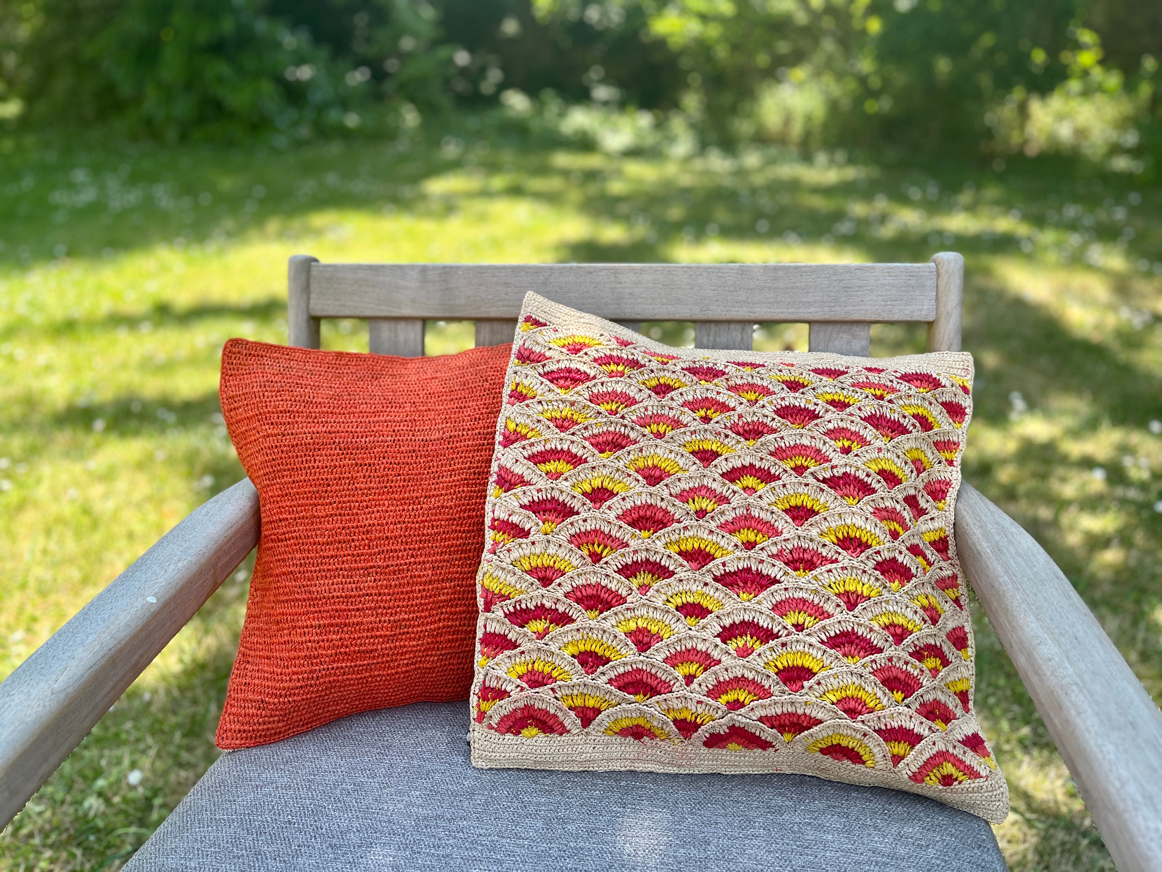 Housse de coussin en raphia à écailles jaune, rose, corail