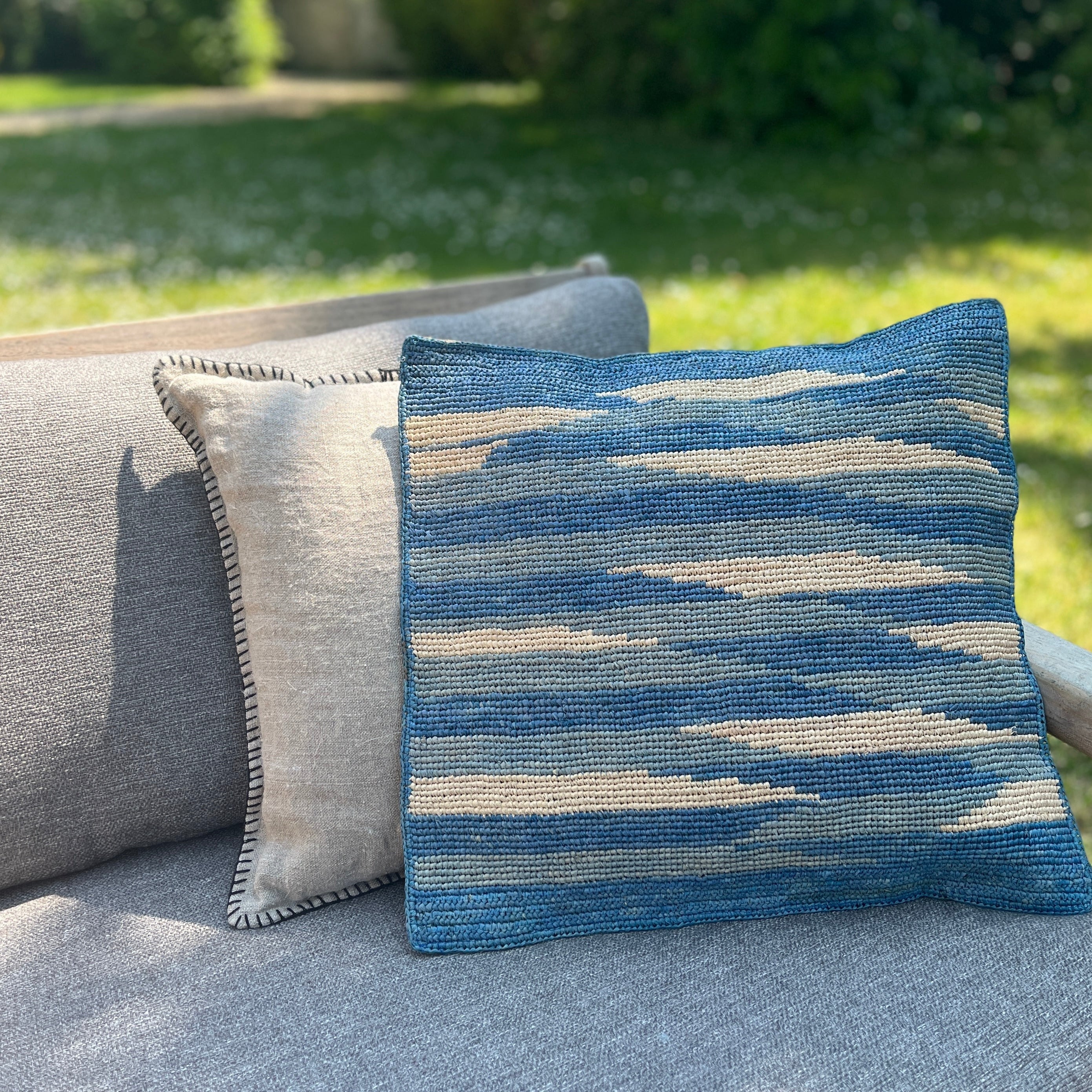 Housse de coussin en raphia motif bleu ciel