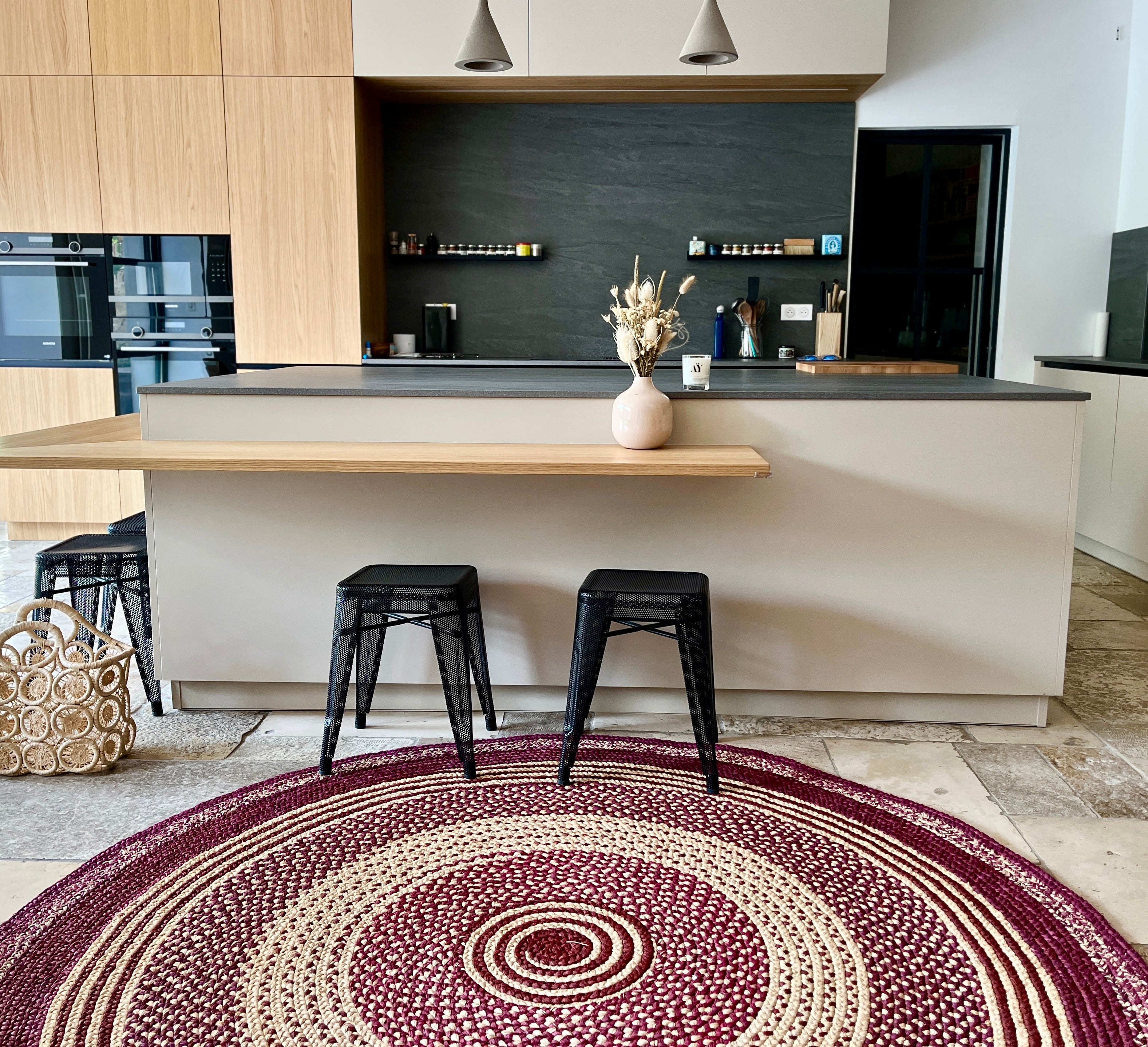 Tapis en raphia rond naturel, prune et brun – 200 cm