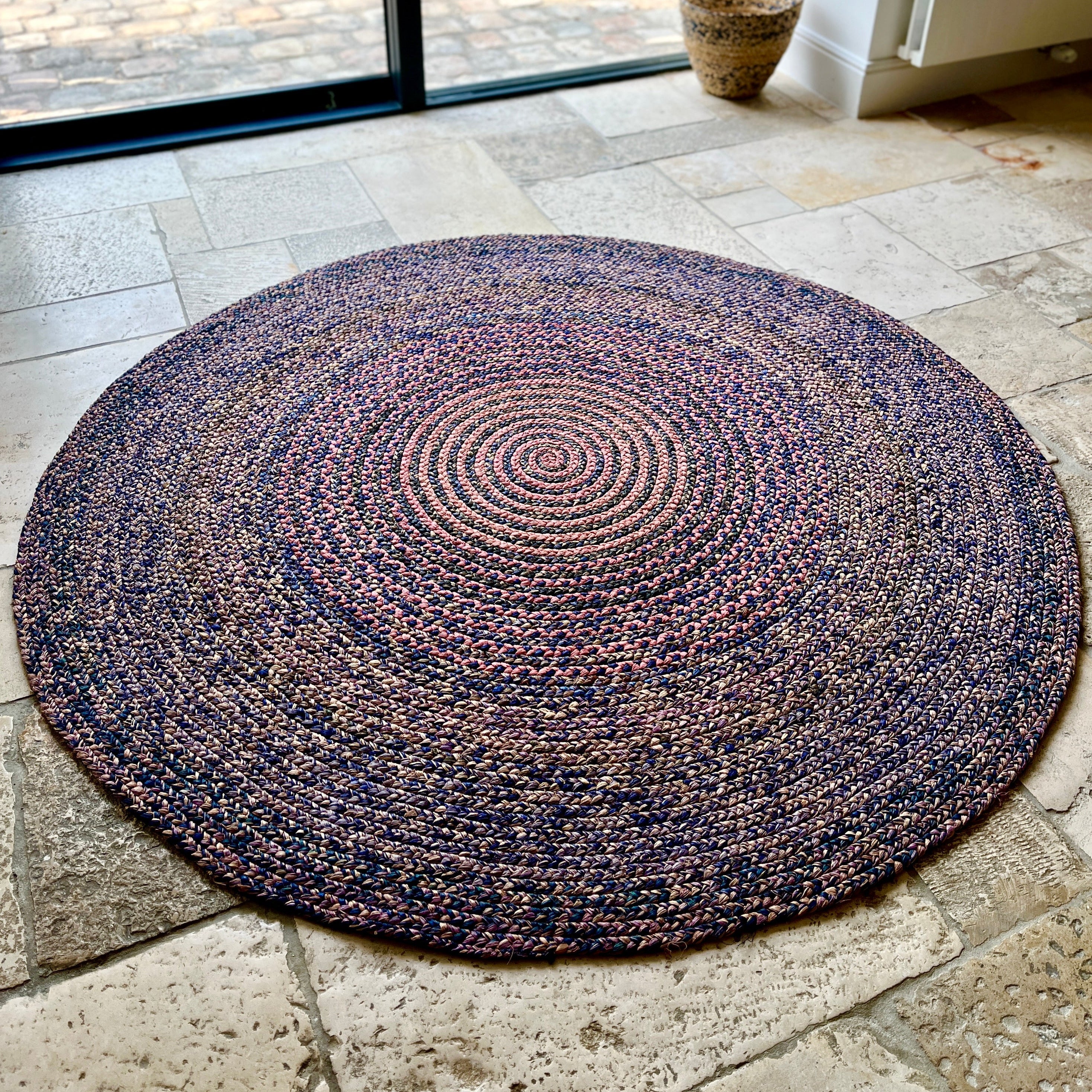 Tapis en raphia rond rose, mauve et bleu – 170 cm