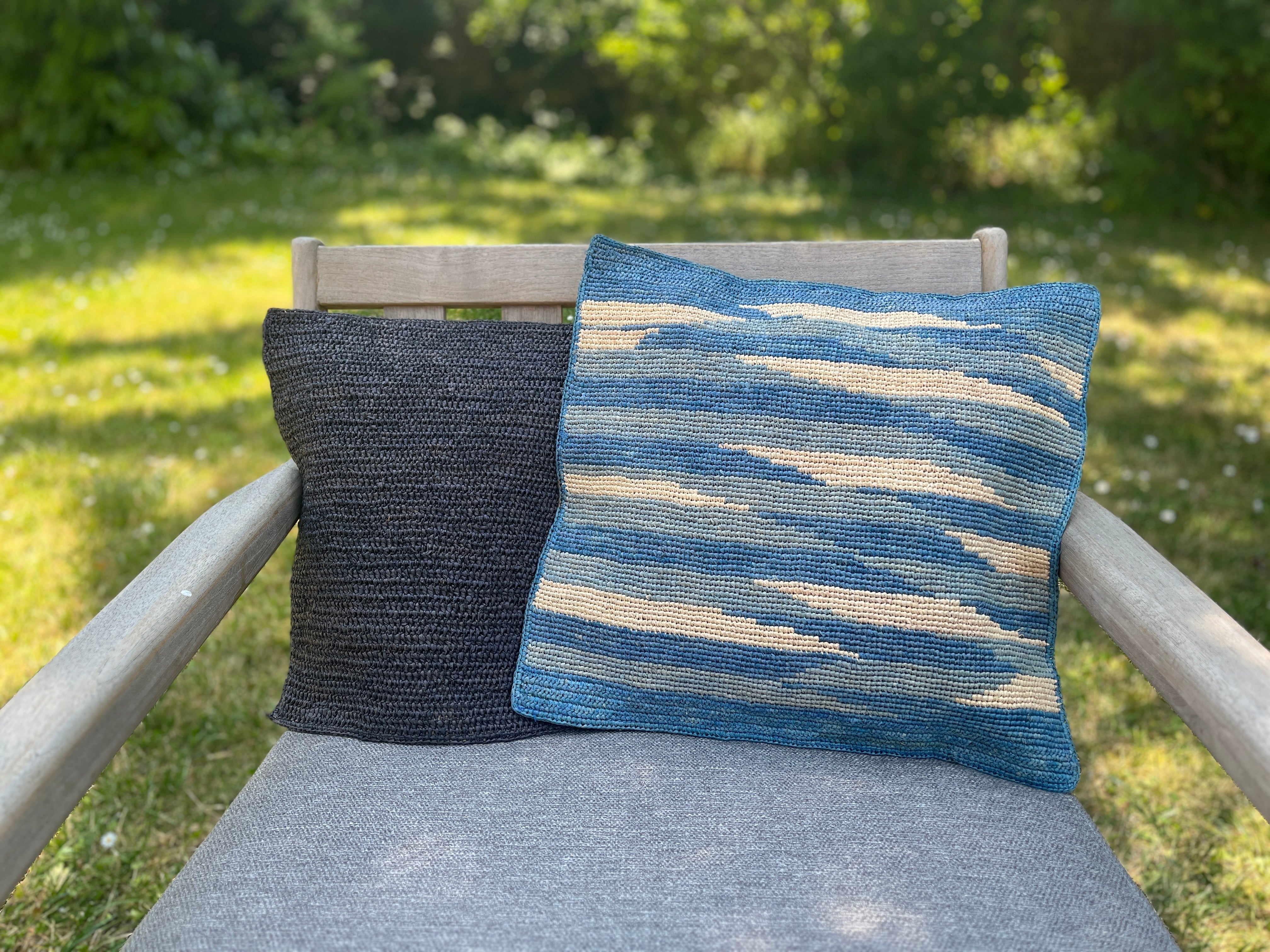 Housse de coussin en raphia motif bleu ciel