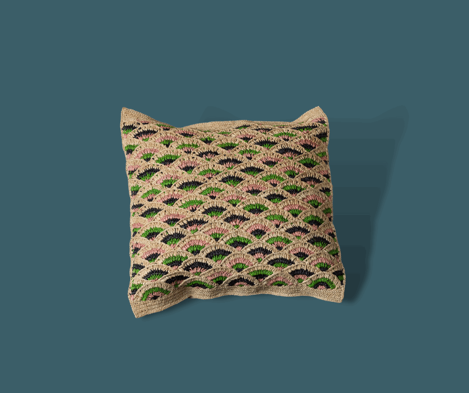 Housse de coussin en raphia motif écailles noires & vertes
