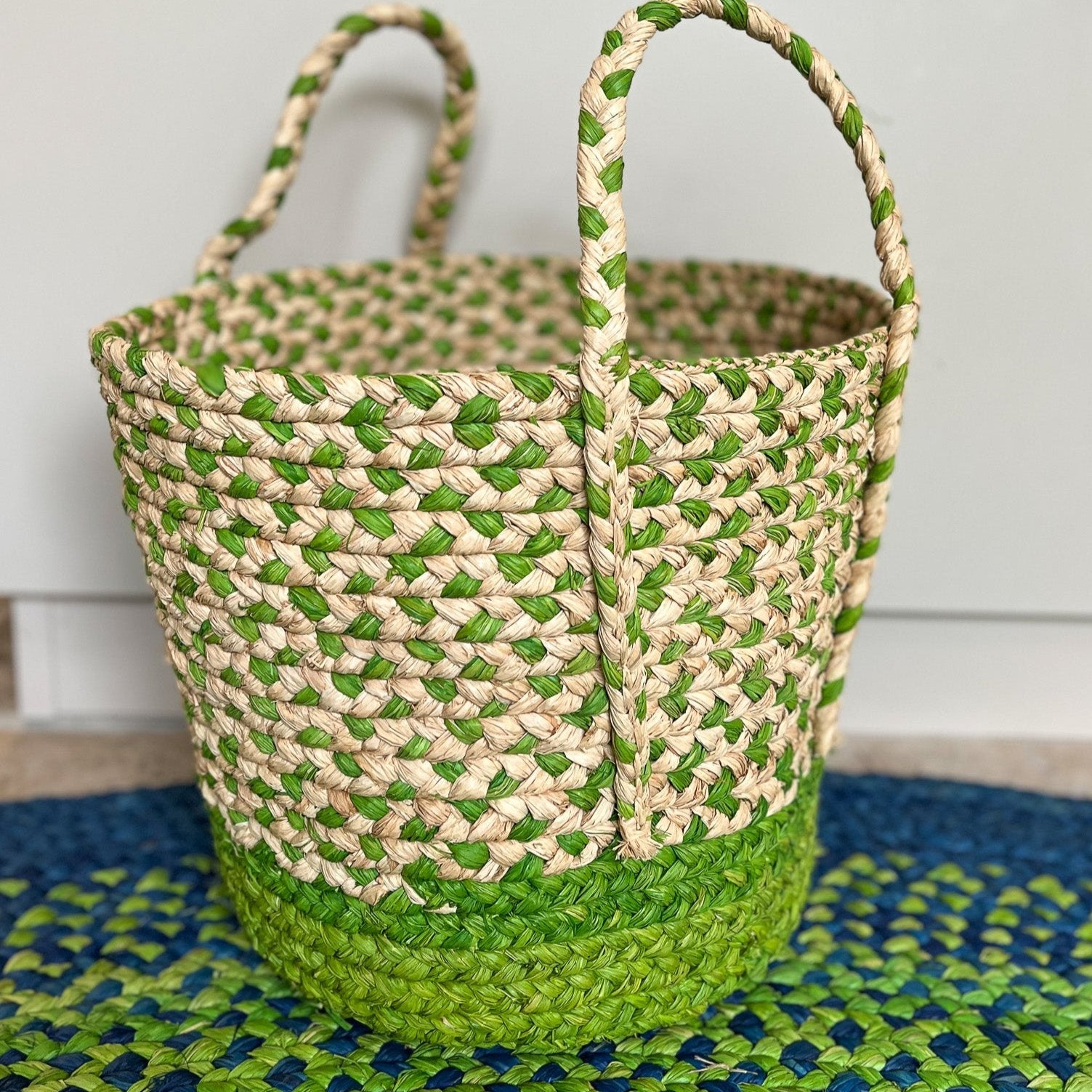 Corbeille artisanale en raphia rond, polyvalente pour une utilisation décorative ou pratique.