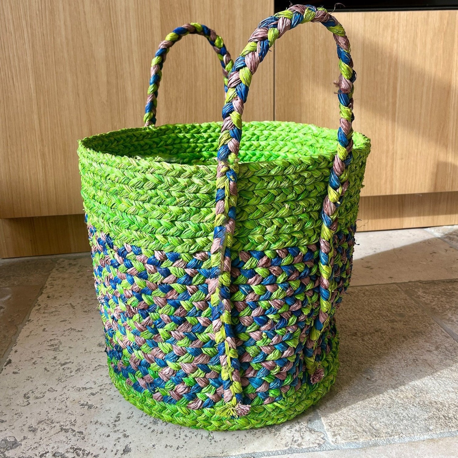 Corbeille en raphia rond, esthétique et artisanale, parfaite pour un usage quotidien.