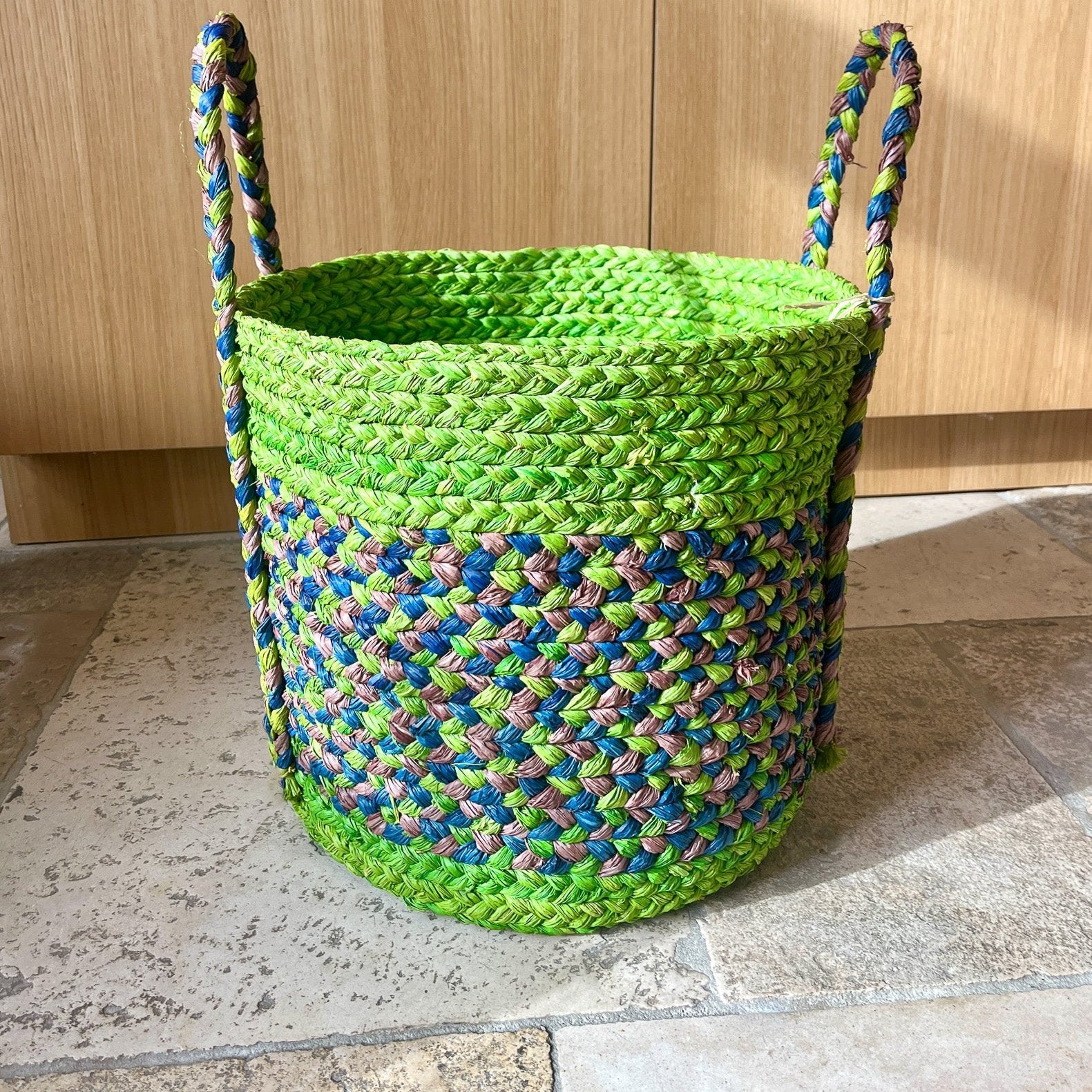 Corbeille en raphia rond, simple et pratique, ajoutant une touche naturelle à votre intérieur.