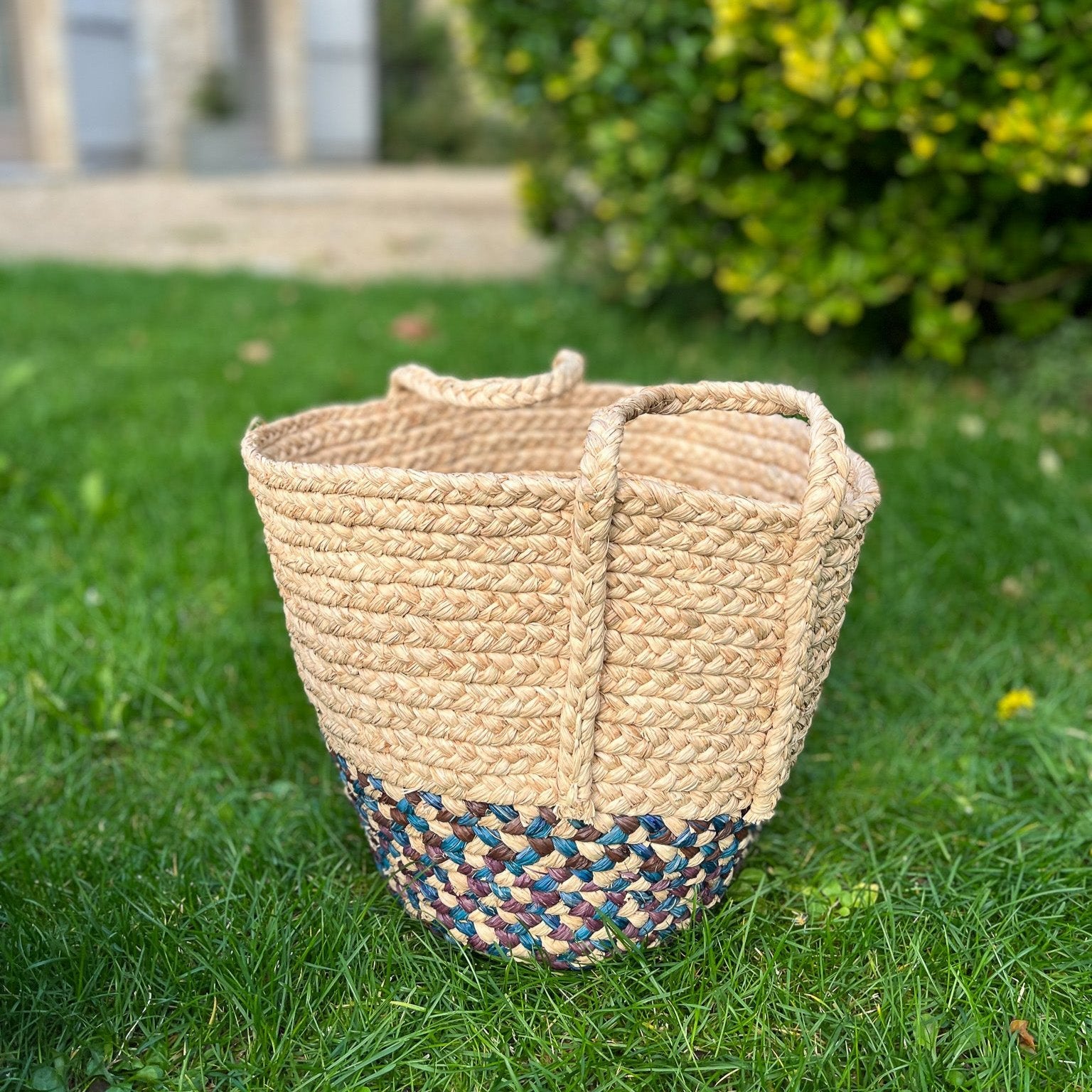 Corbeille en raphia rond, design naturel et authentique, parfaite pour le rangement ou la décoration.