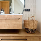 Corbeille artisanale en raphia rond, durable et décorative, parfaite pour organiser votre espace.