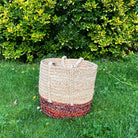Corbeille en raphia rond, polyvalente, parfaite pour le rangement ou la décoration.