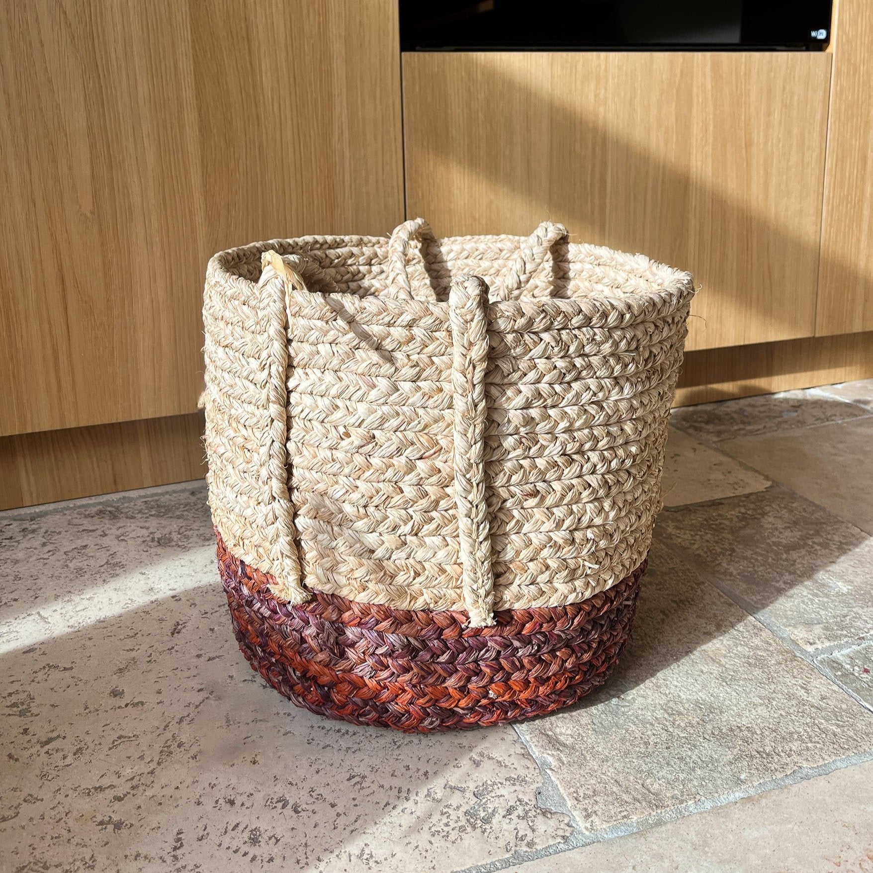 Corbeille en raphia rond, artisanale et élégante, parfaite pour le rangement.