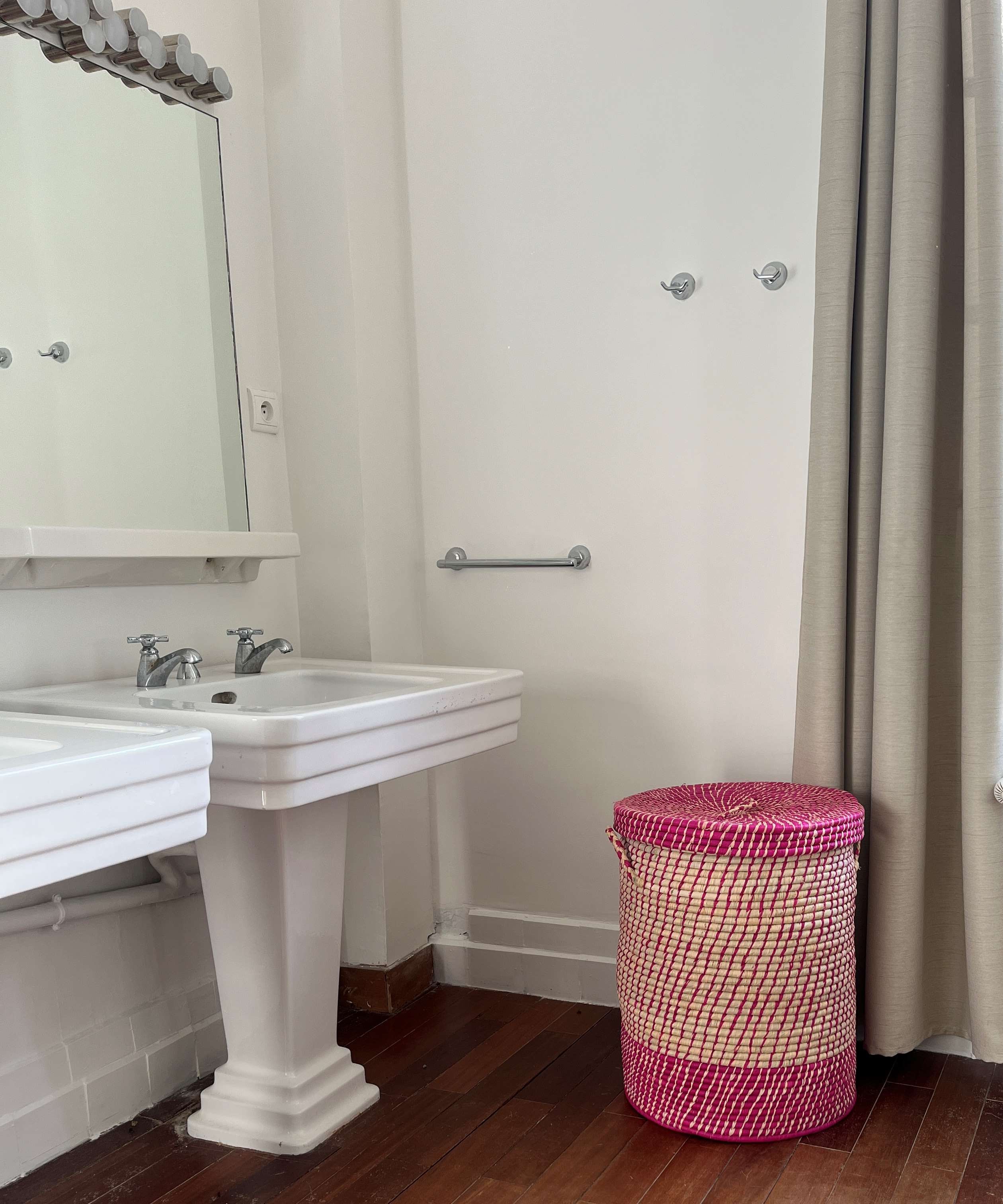 Corbeille à linge en bozaka naturel & fuchsia - moyen modèle - Jeanne