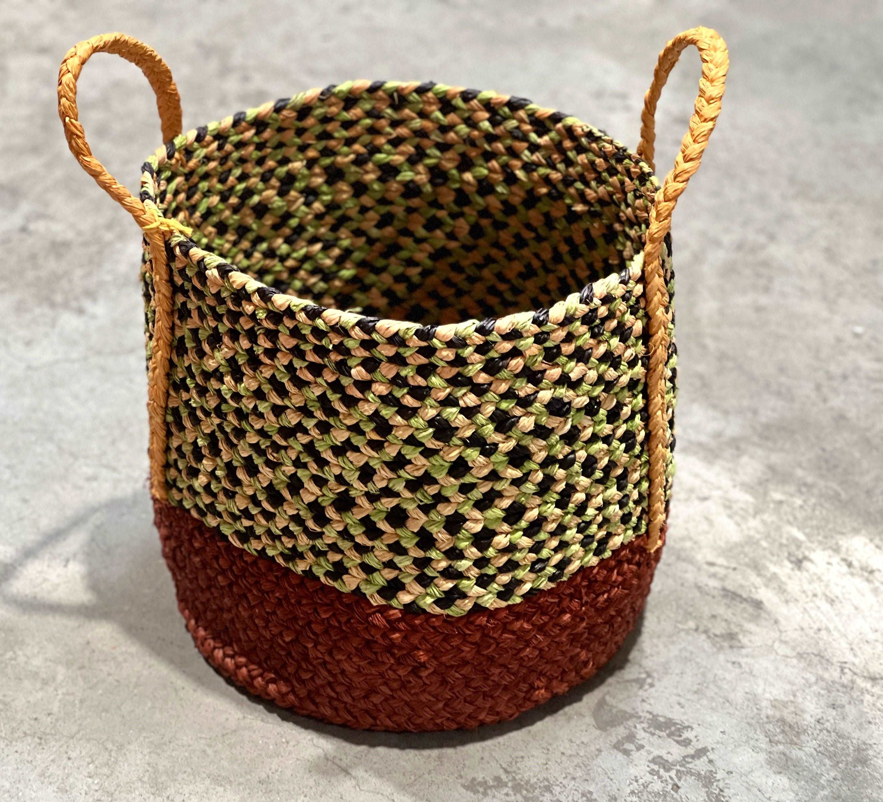 Corbeille en raphia rouge, jaune & noir- Jeannette