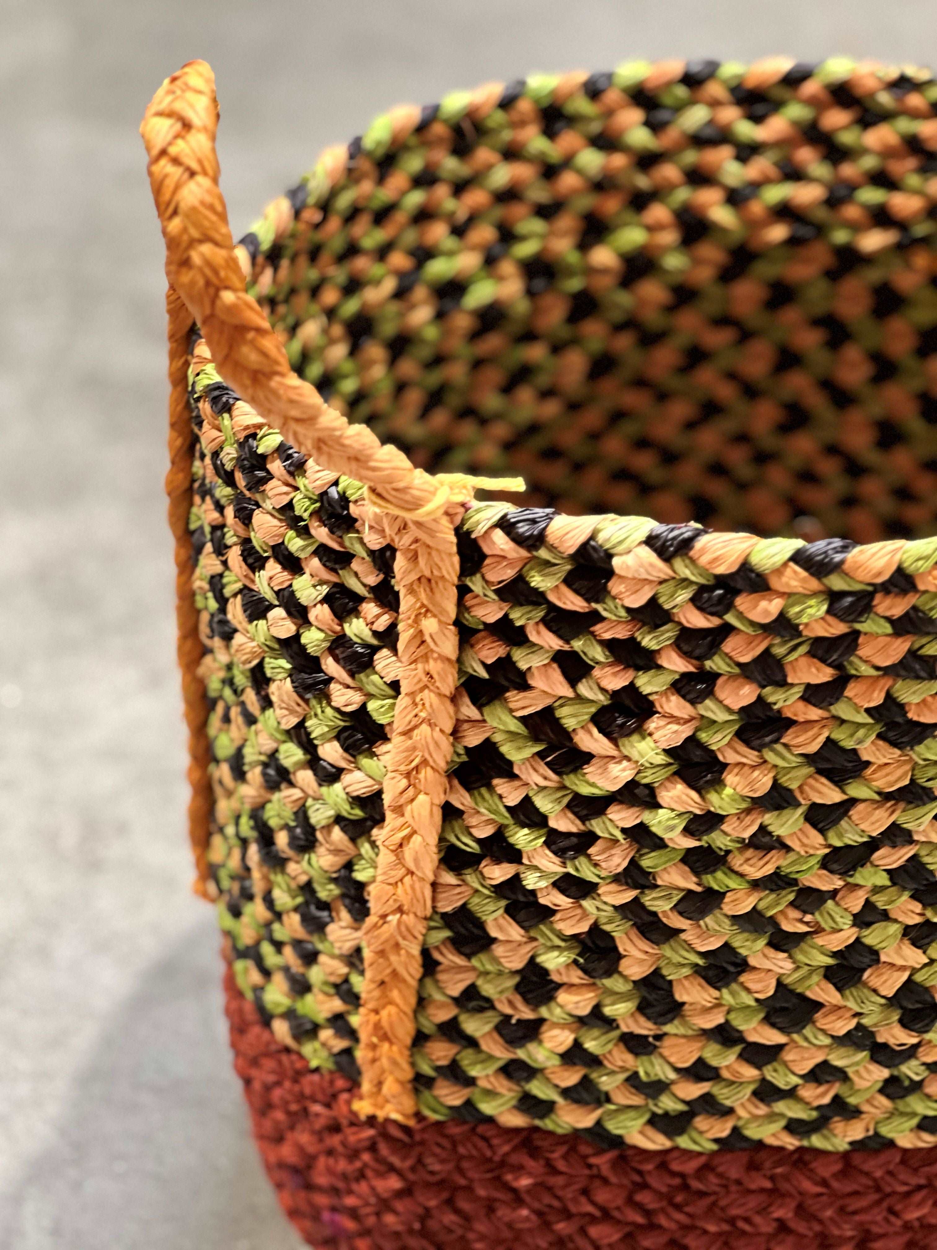 Corbeille en raphia rouge, jaune & noir- Jeannette