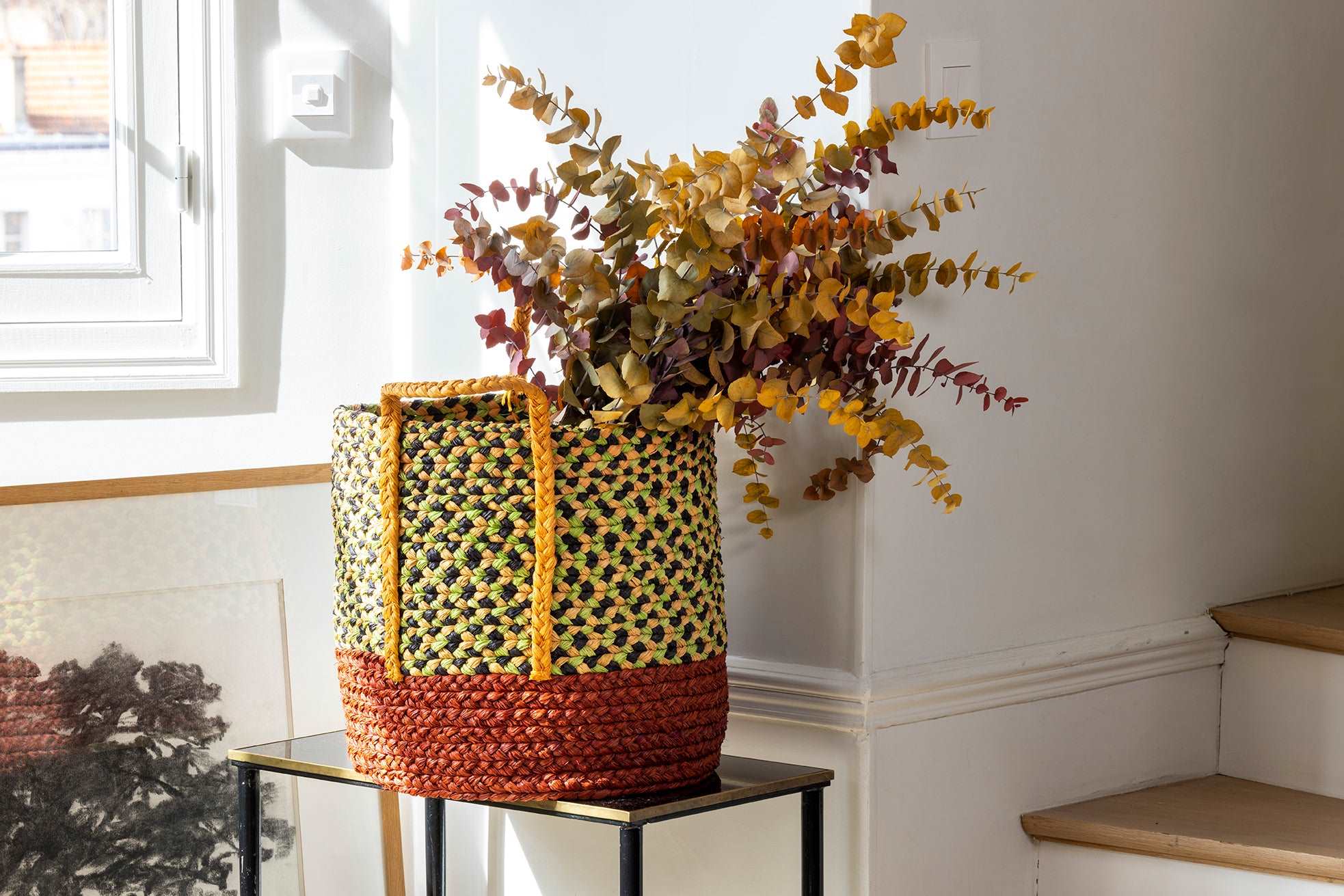 Corbeille en raphia rouge, jaune & noir- Jeannette