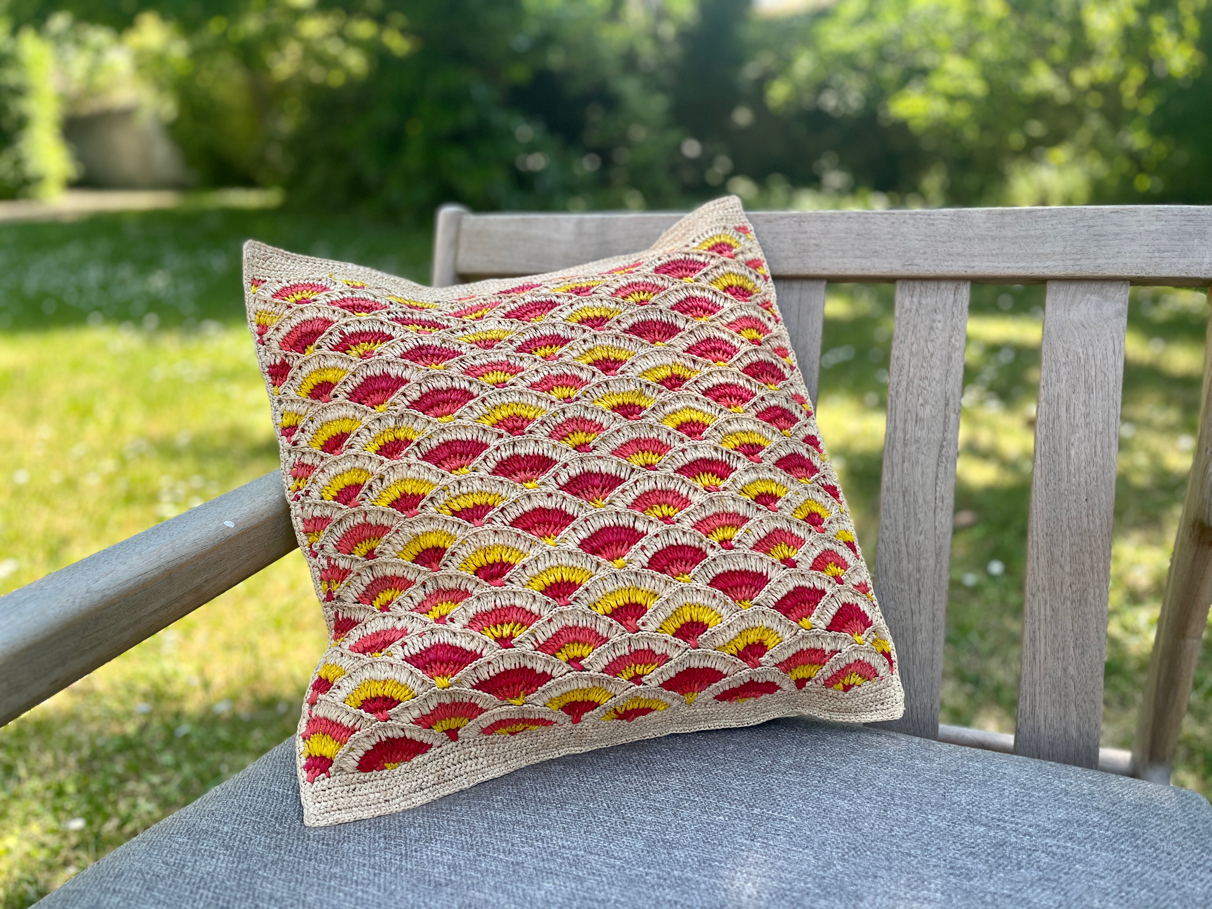 Housse de coussin en raphia à écailles jaune, rose, corail