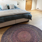 Tapis en raphia rond rose, mauve et bleu – 170 cm