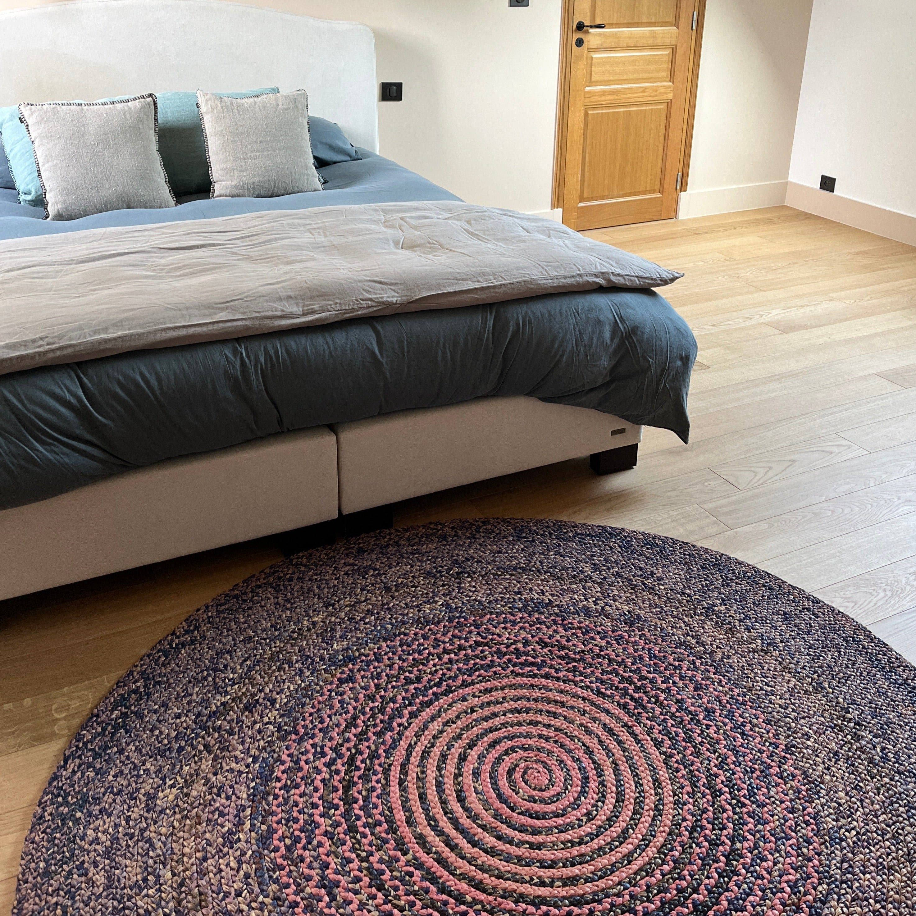 Tapis en raphia rond rose, mauve et bleu – 170 cm
