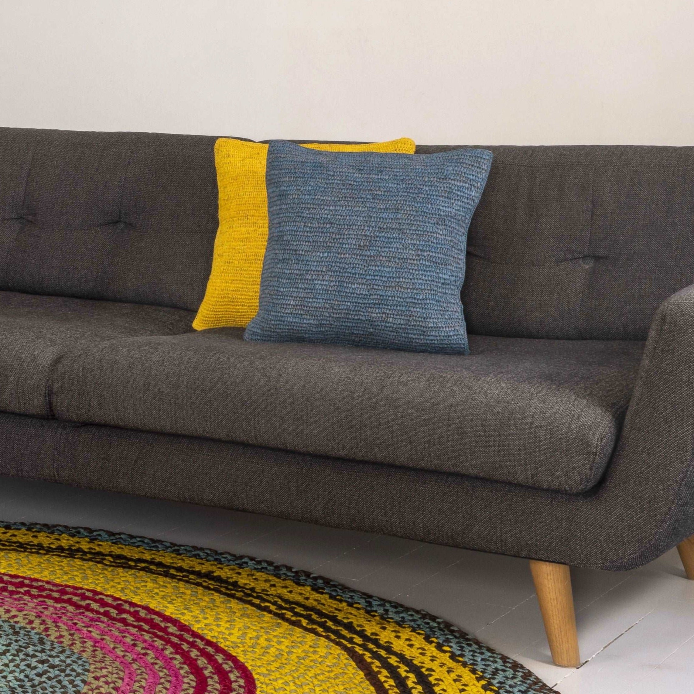 Housse de coussin en raphia bleu