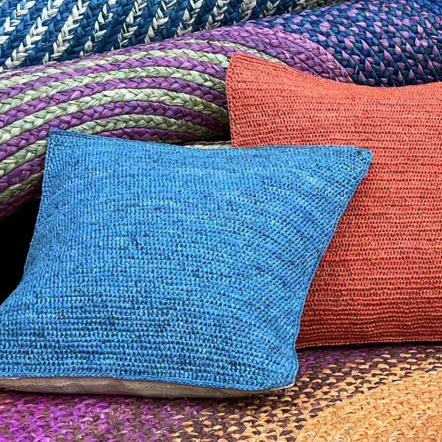 Housse de coussin en raphia bleu
