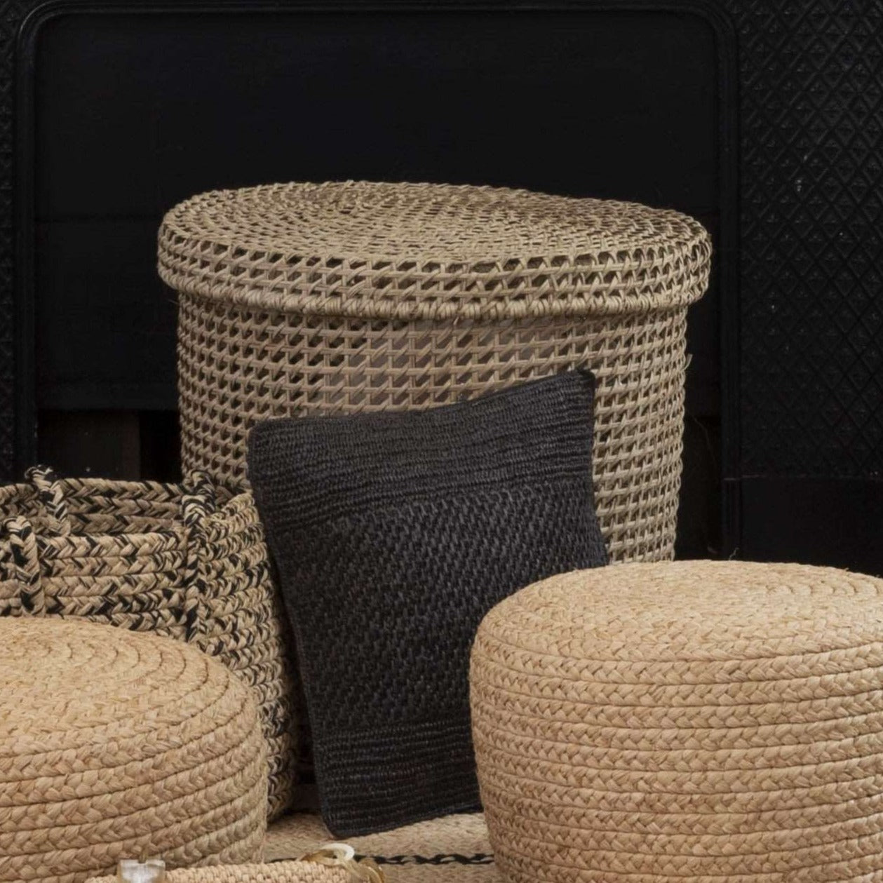 Housse de coussin en raphia gris