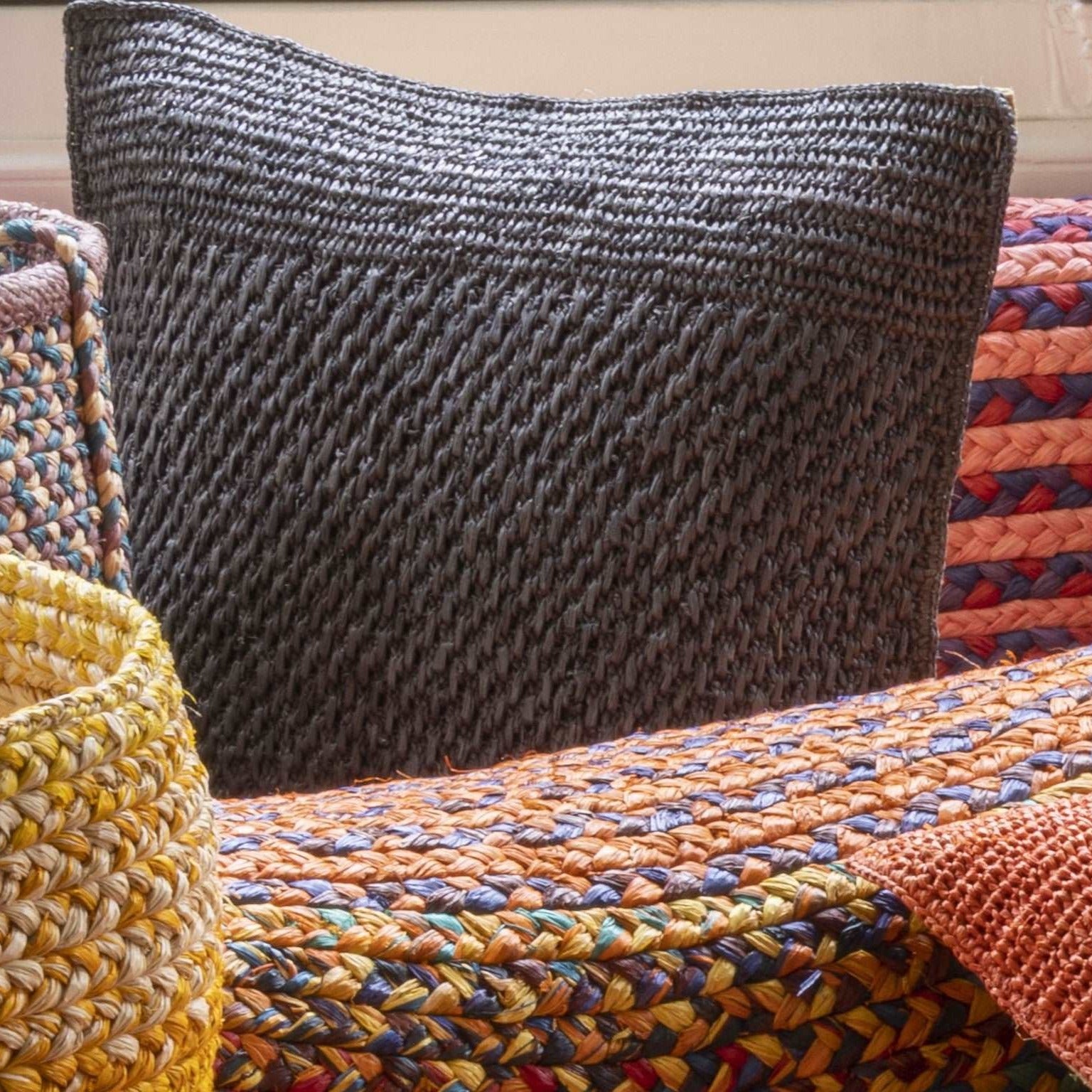 Housse de coussin en raphia gris