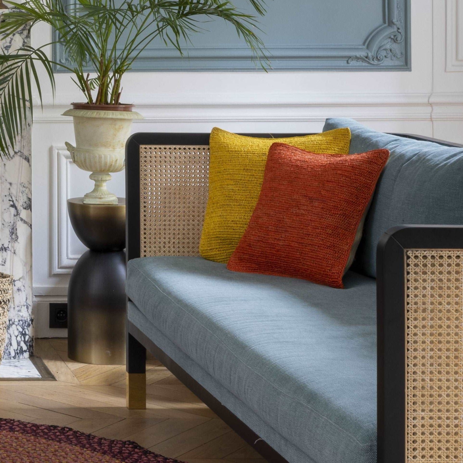 Housse de coussin en raphia jaune