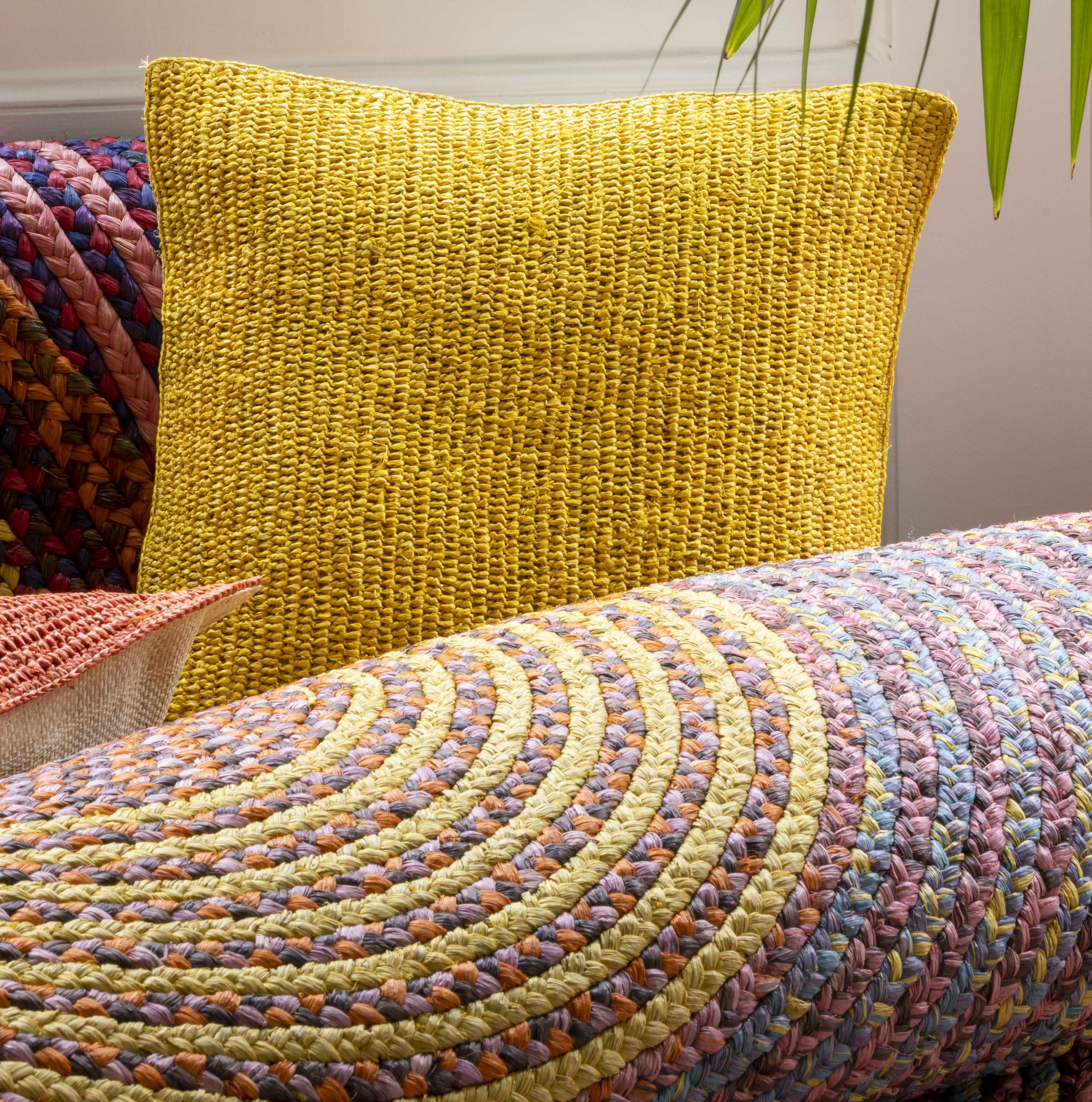 Housse de coussin en raphia jaune