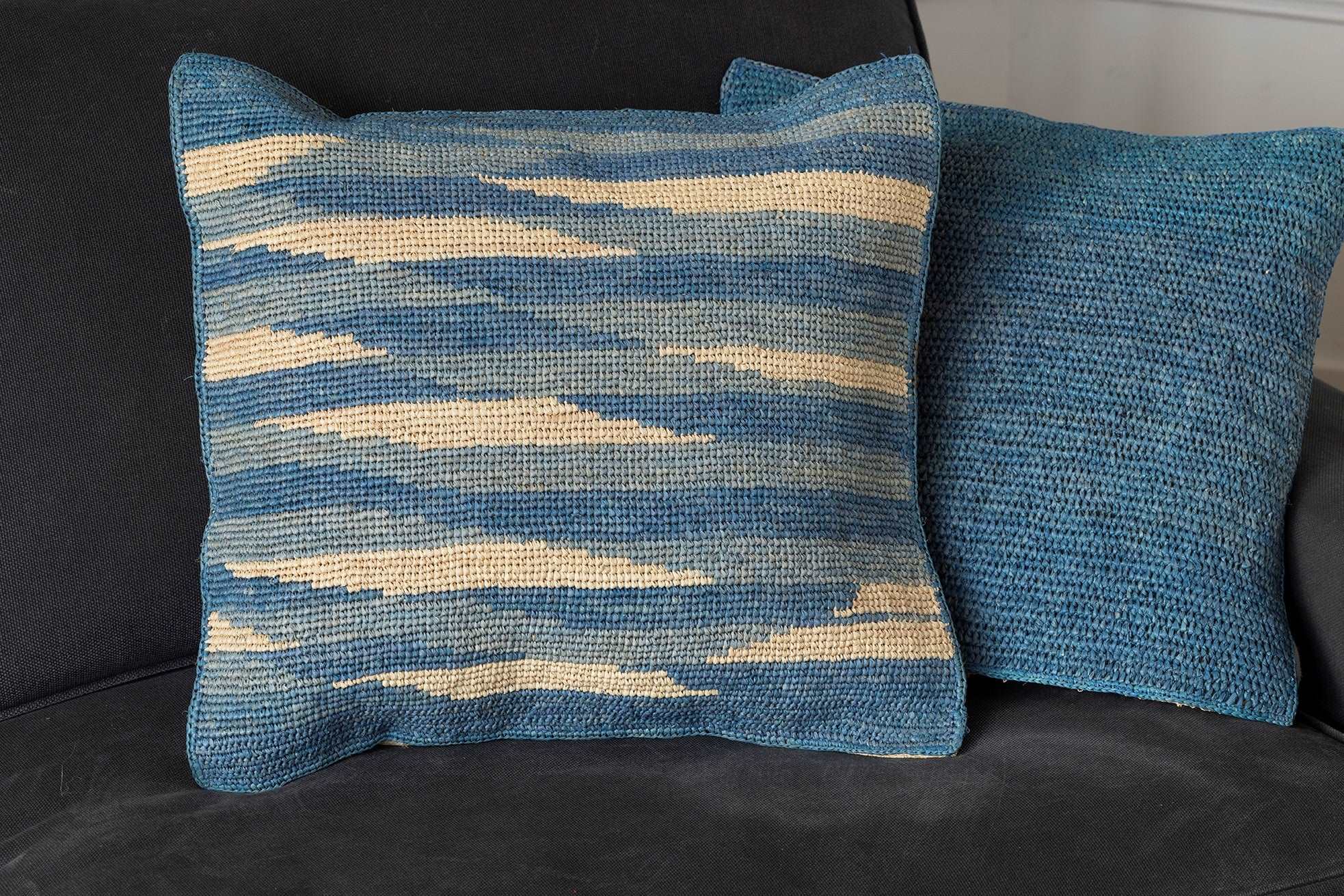Housse de coussin en raphia motif bleu ciel