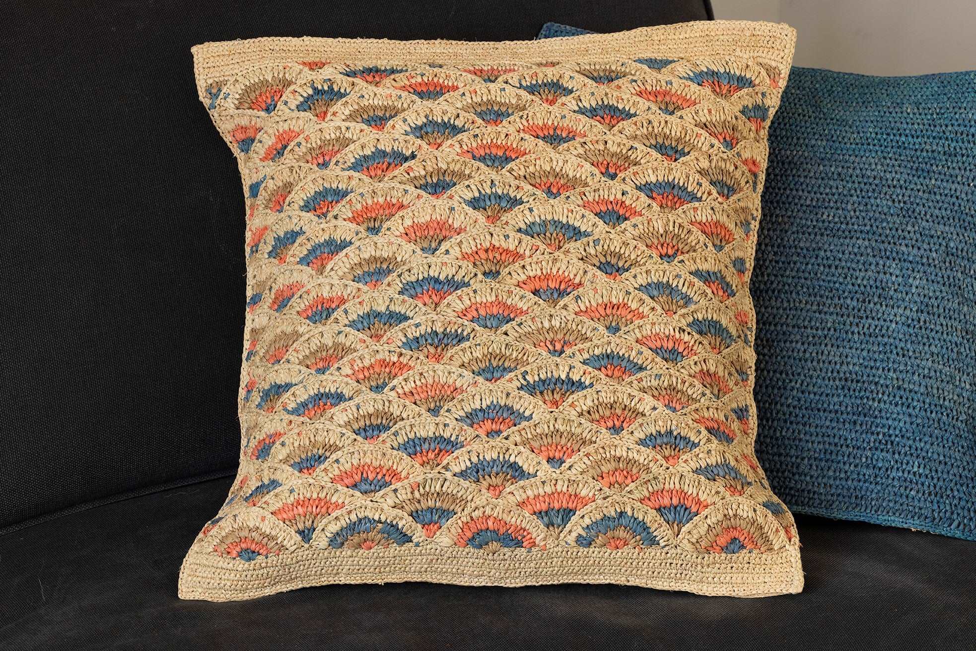 Housse de coussin en raphia à écailles bleues et roses