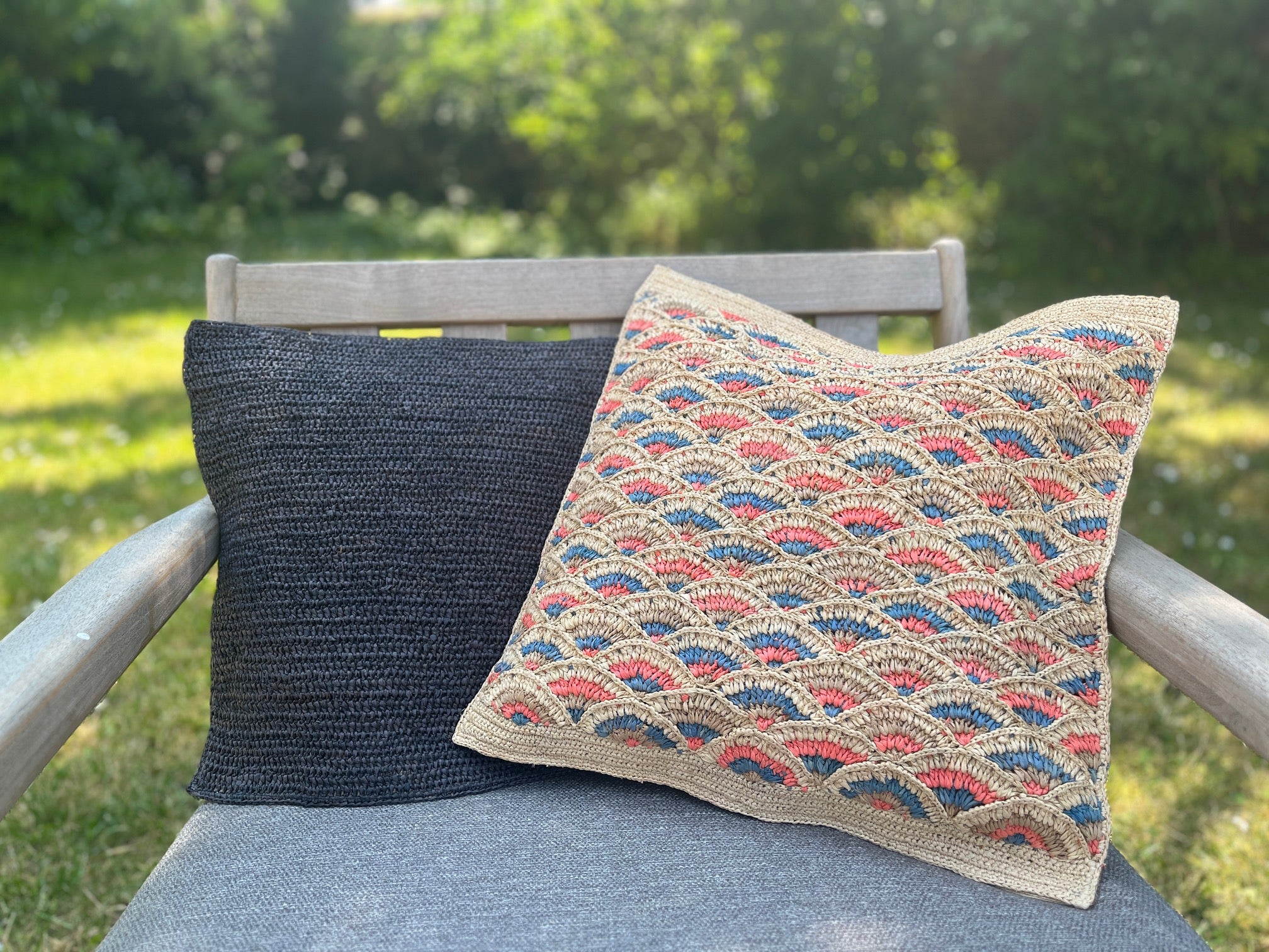 Housse de coussin en raphia à écailles bleues et roses