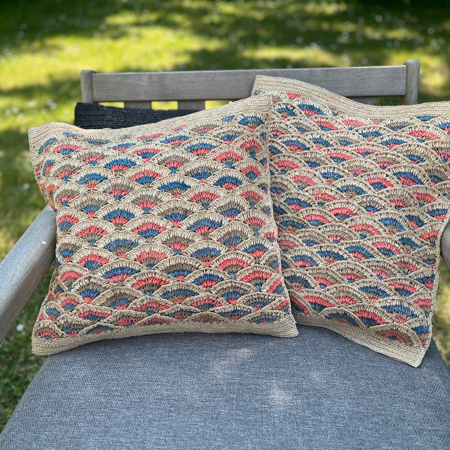 Housse de coussin en raphia à écailles bleues et roses