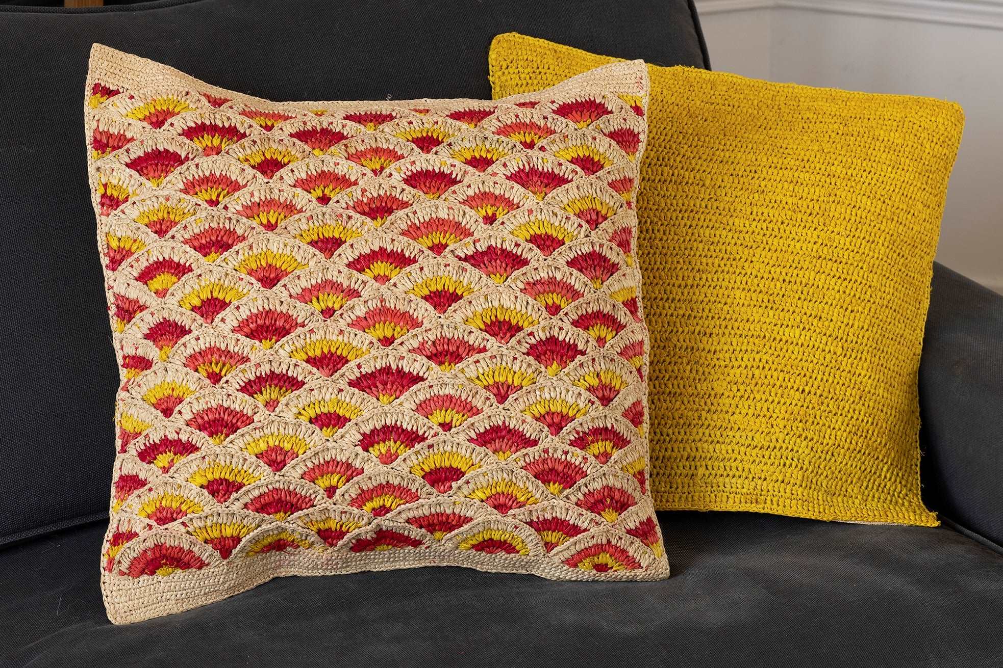 Housse de coussin en raphia à écailles jaune, rose, corail
