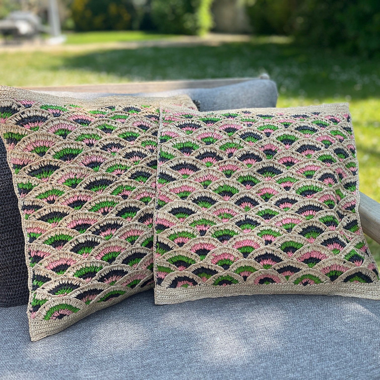 Housse de coussin en raphia motif écailles noires & vertes