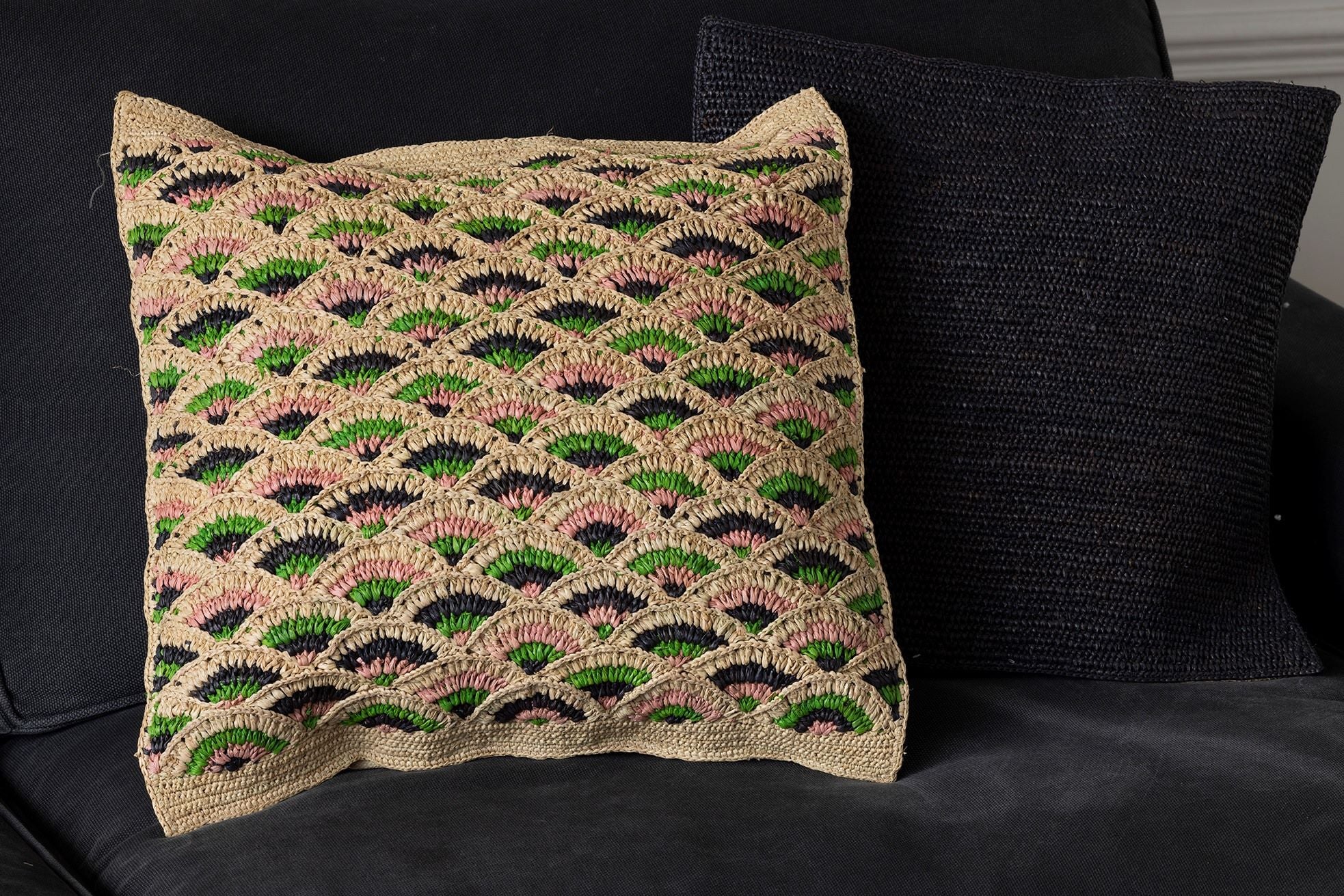 Housse de coussin en raphia motif écailles noires & vertes