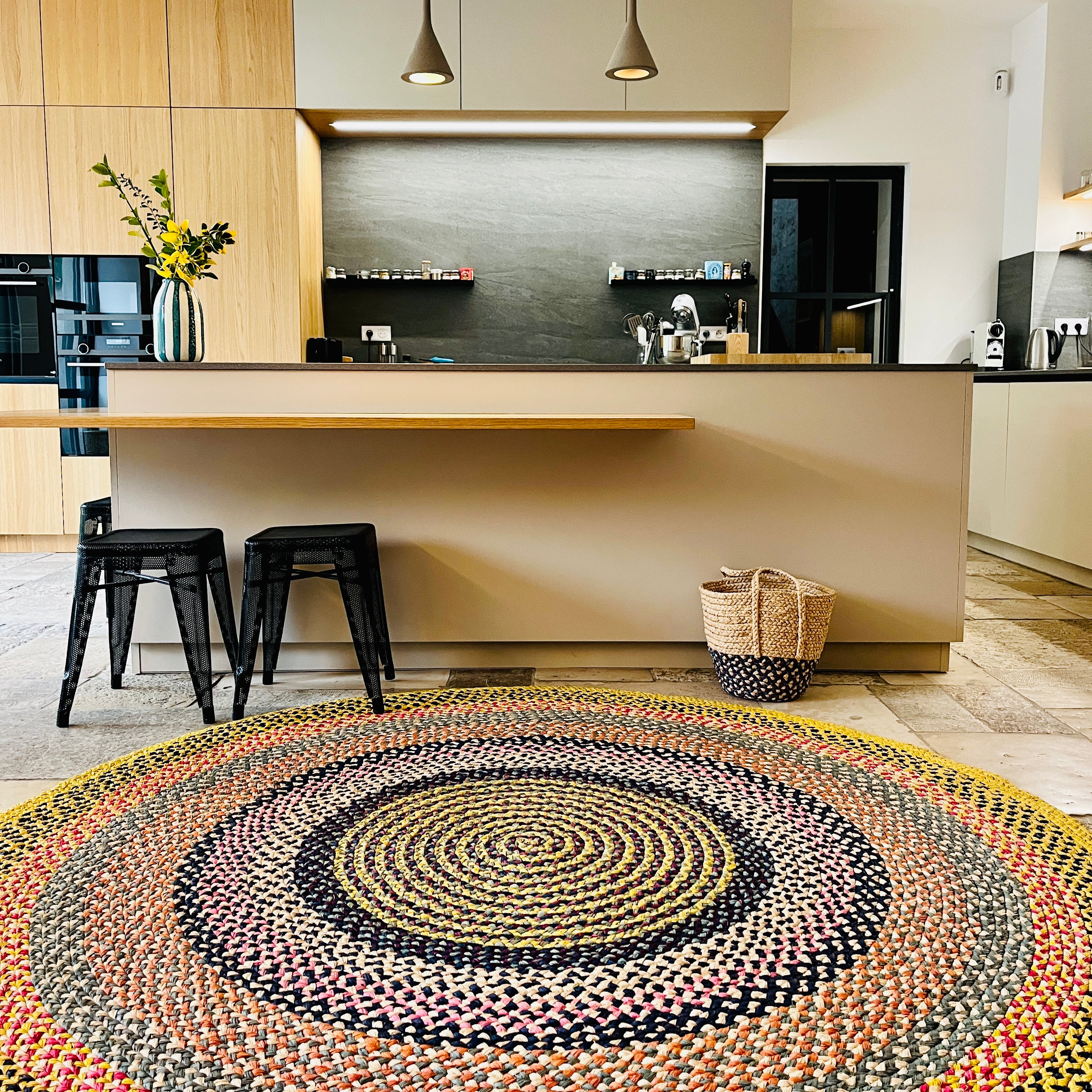 Tapis en raphia rond aux couleurs variées, 210 cm.