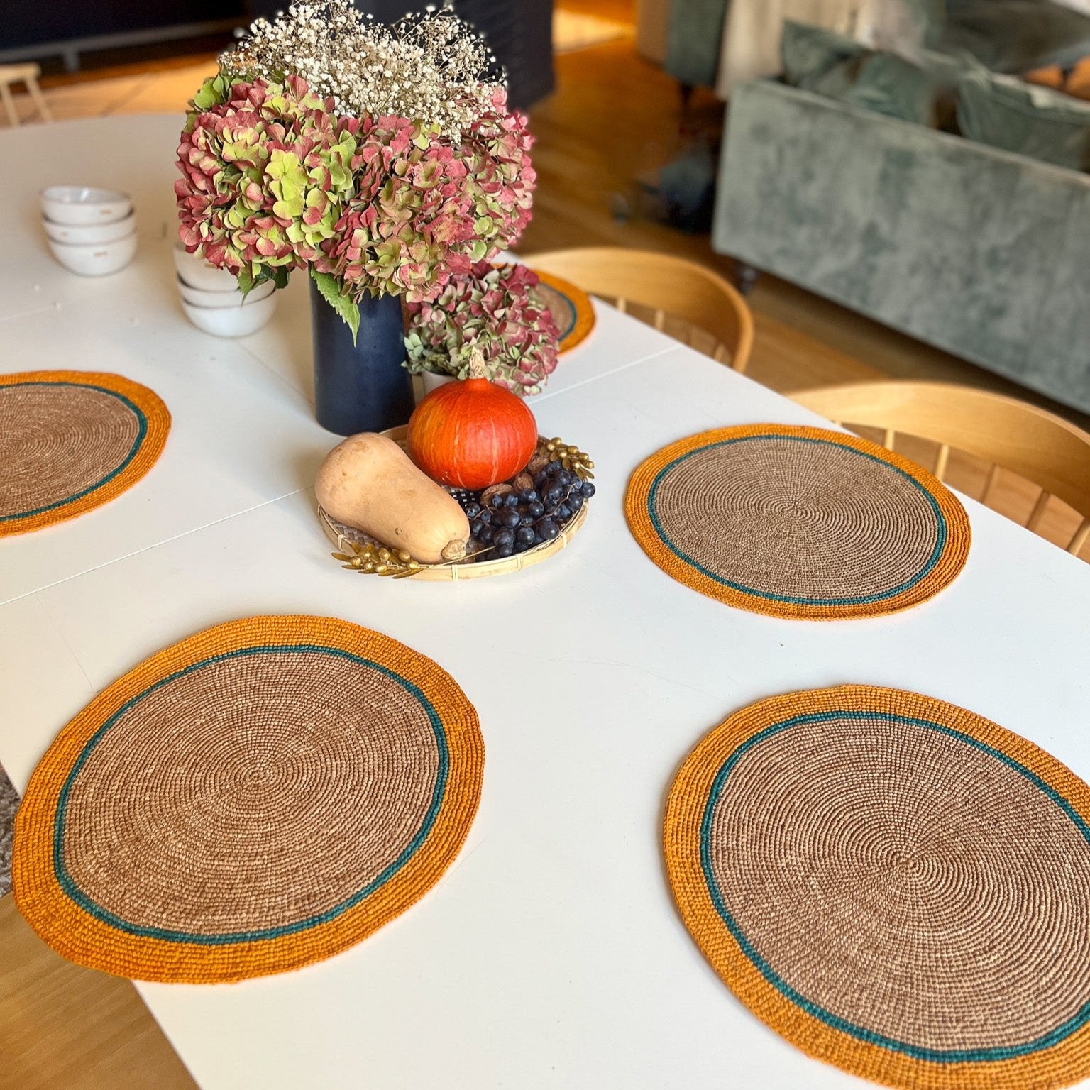 Pendentif en quartz rose avec chaîne dorée, design raffiné et minimaliste, parfait pour un style élégant et intemporel.