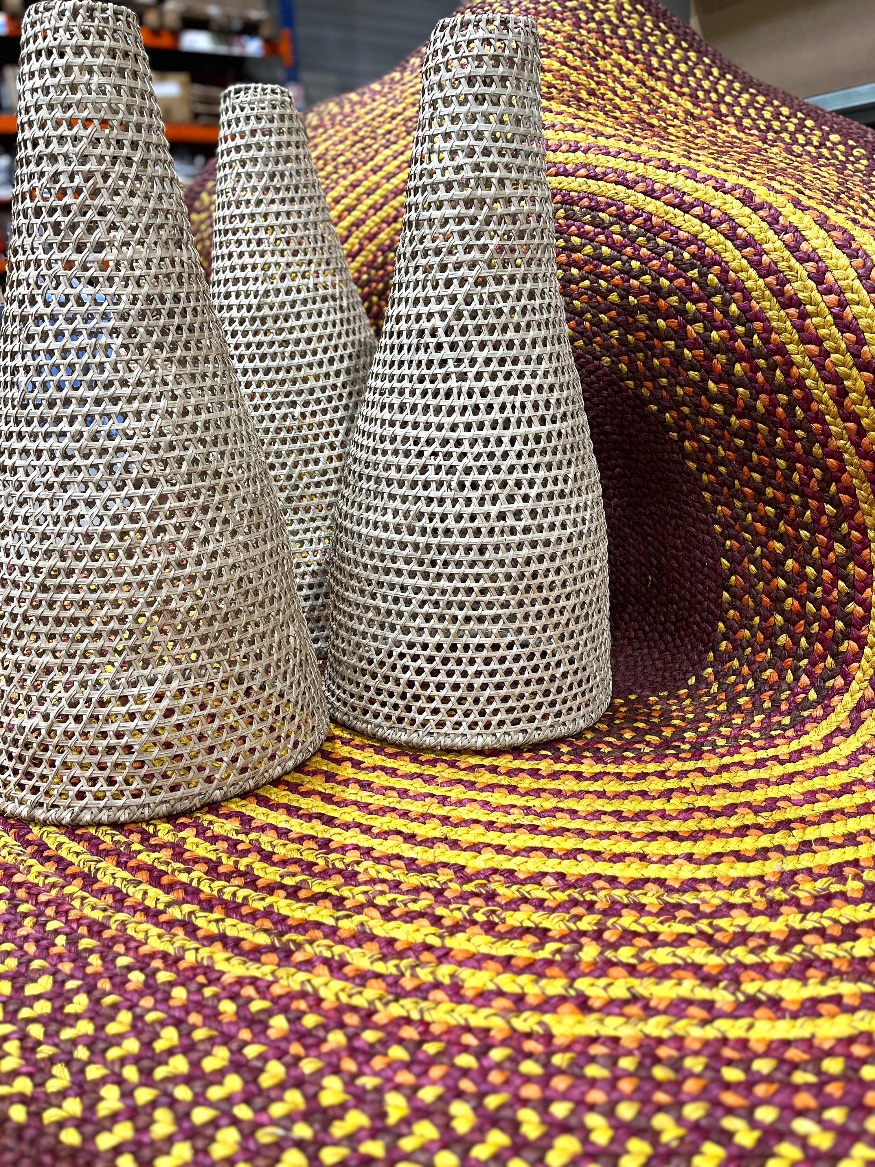 Suspension en satrana, style épuré et géométrique, faite main, dimensions H.78 x 40 cm, convenant à un intérieur chaleureux.