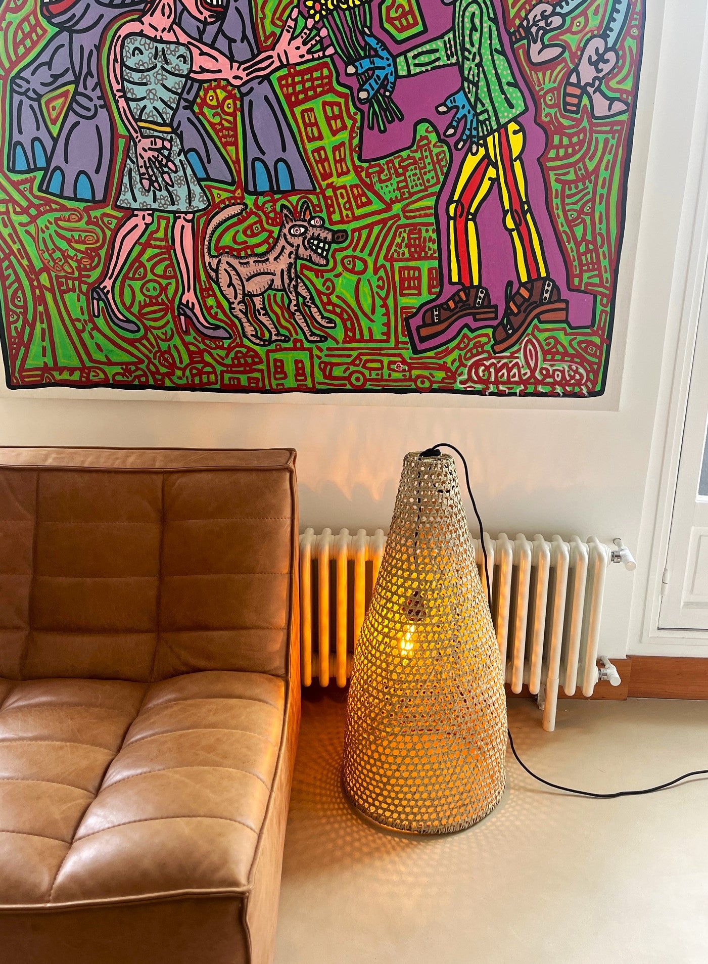 Suspension cône géant en fibres de satrana naturelles, fait main, hauteur 78 cm, diamètre 40 cm, ajoutant une touche exotique.