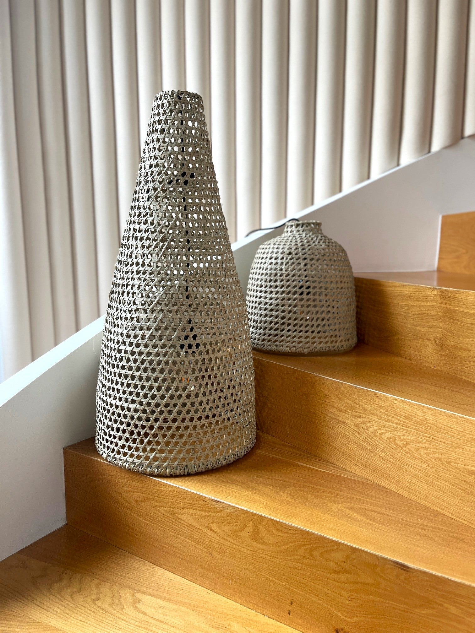 Grande suspension artisanale en satrana, design conique, H.78 x 40 cm, parfaite pour une ambiance chaleureuse et authentique.