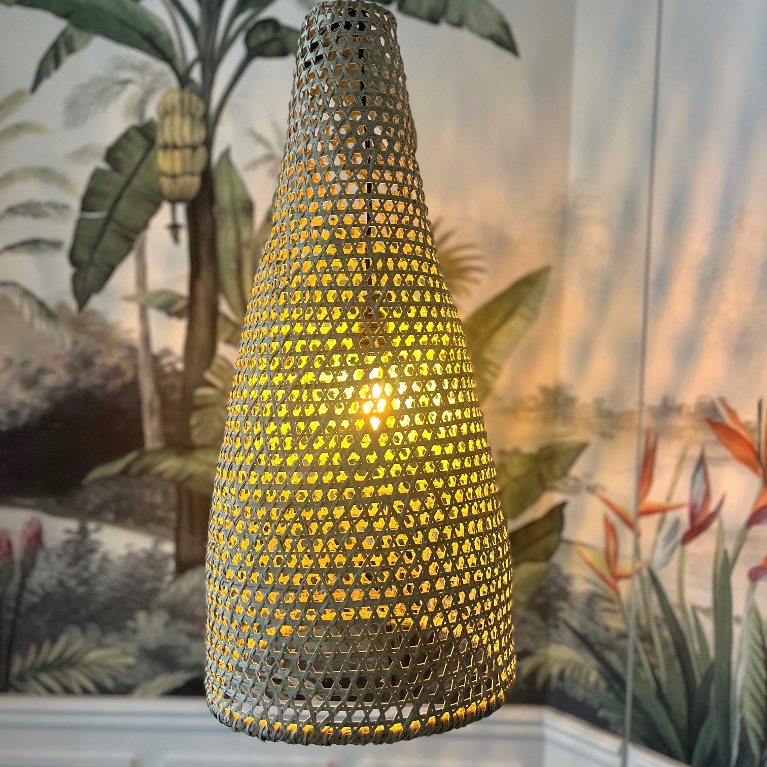 Suspension artisanale en satrana en forme de cône géant, hauteur 78 cm, diamètre 40 cm, parfaite pour un éclairage naturel.